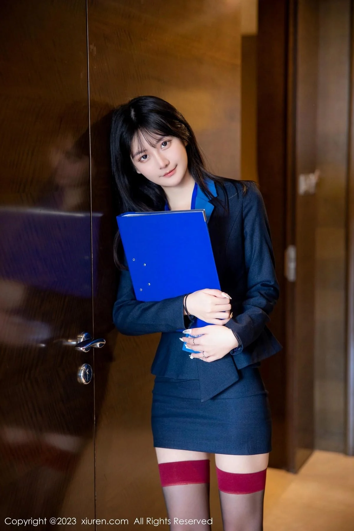 谢小蒽性感OL装脱制服露紫色蕾丝内衣配超薄黑丝绝美写真 第 5 张