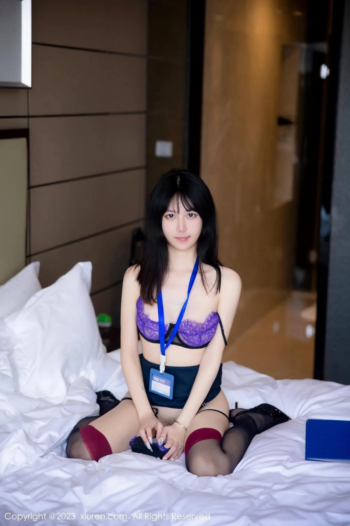谢小蒽性感OL装脱制服露紫色蕾丝内衣配超薄黑丝绝美写真 第 81 张