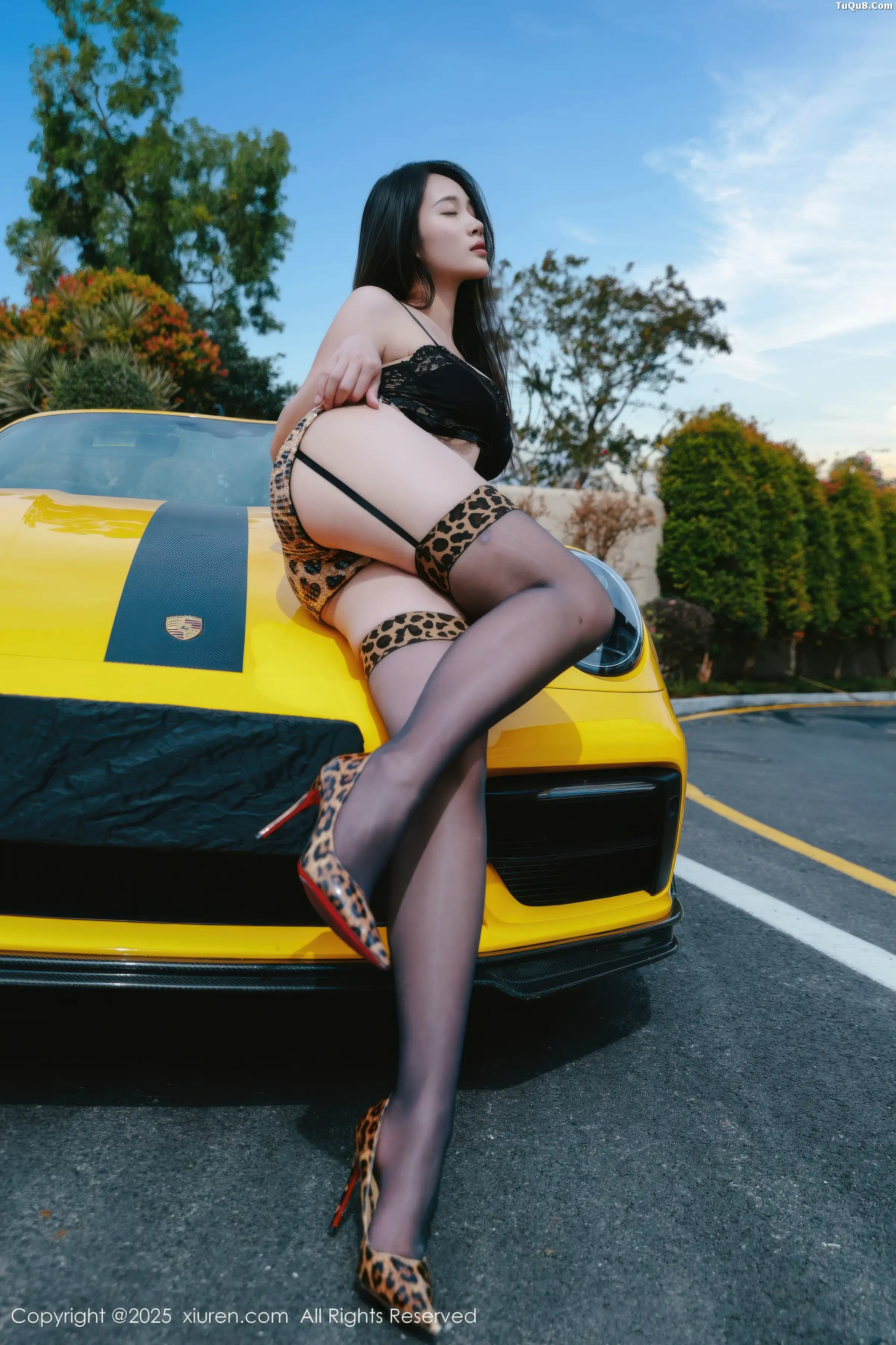 南乔性感黑色蕾丝情趣内衣配黑丝吊袜秀完美身材绝美写真 第 39 张