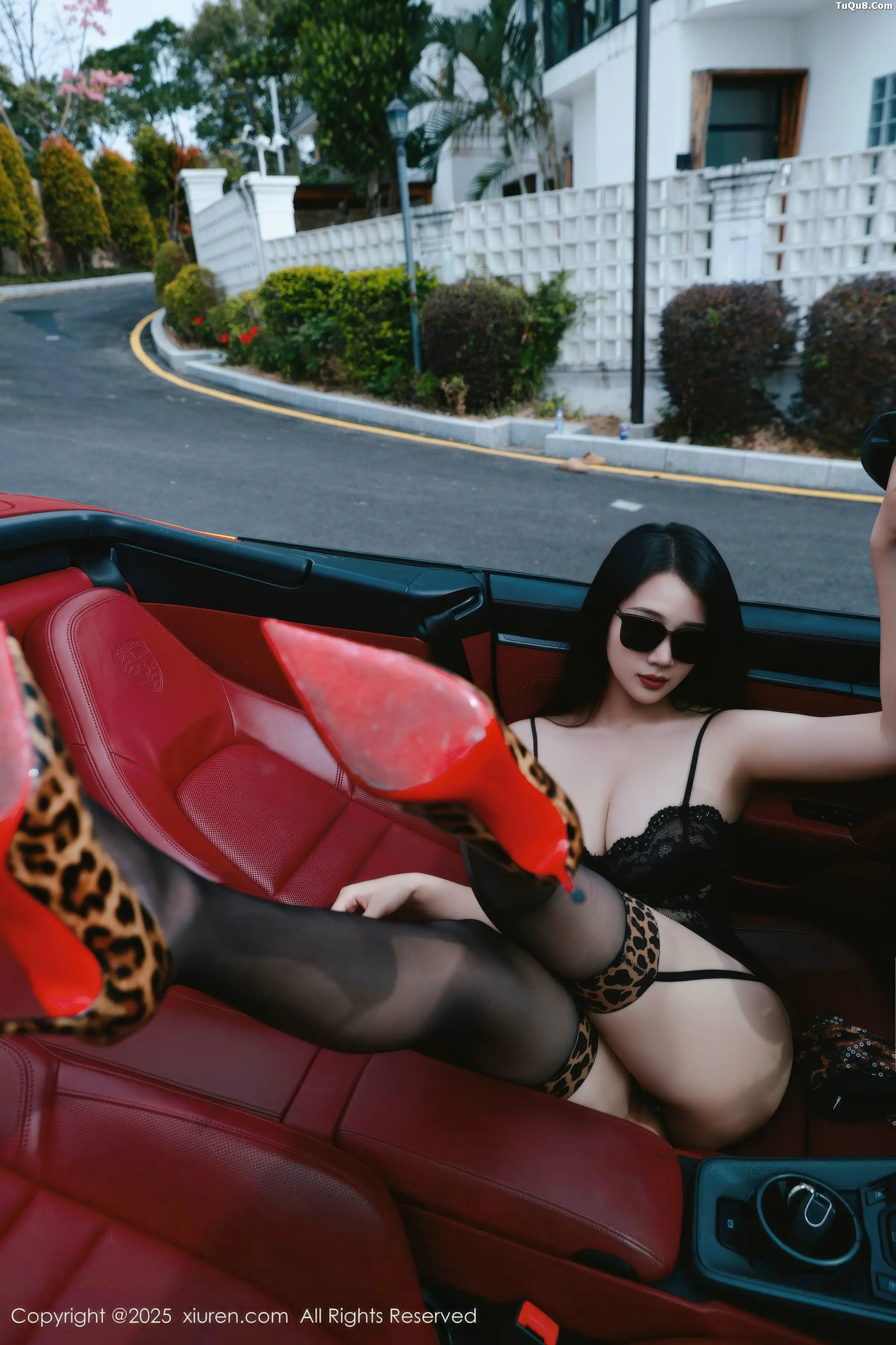 南乔性感黑色蕾丝情趣内衣配黑丝吊袜秀完美身材绝美写真 第 82 张