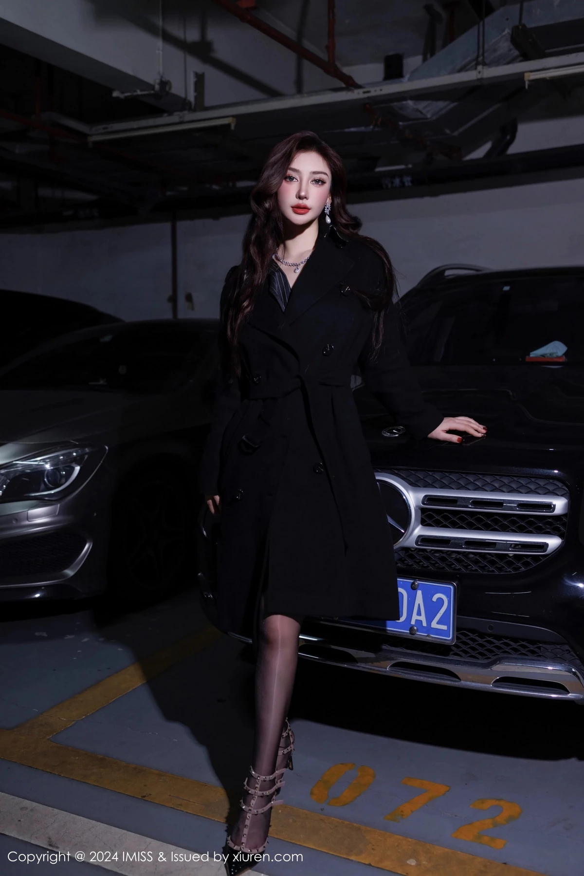 蕾蕾醒了没性感黑色收身服饰配闪亮黑丝秀丰腴身材绝美写真 第 15 张