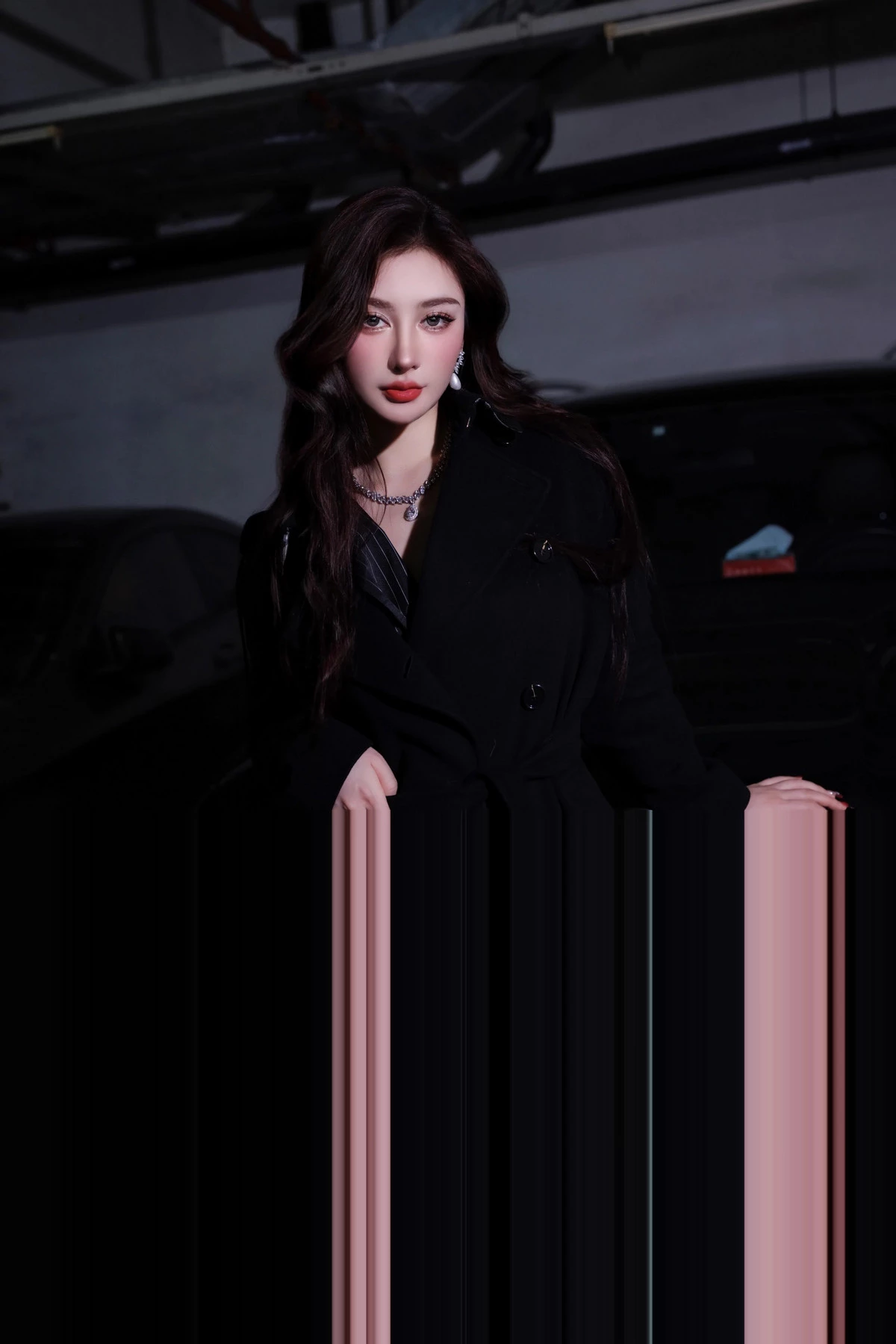 蕾蕾醒了没性感黑色收身服饰配闪亮黑丝秀丰腴身材绝美写真 第 17 张