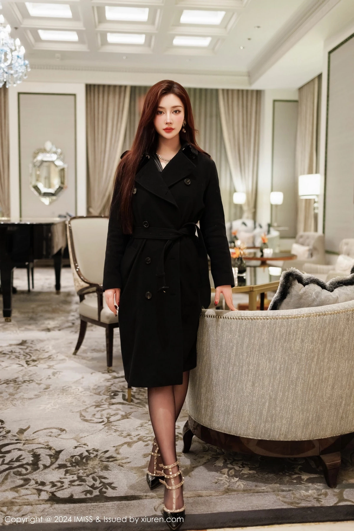 蕾蕾醒了没性感黑色收身服饰配闪亮黑丝秀丰腴身材绝美写真 第 2 张