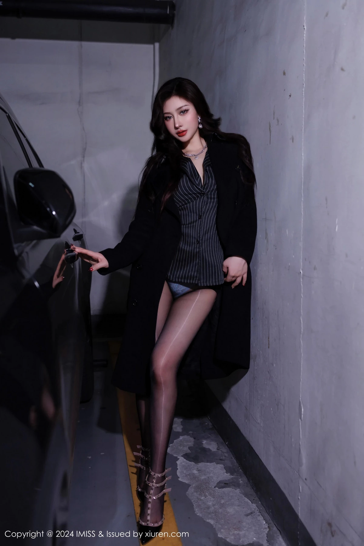 蕾蕾醒了没性感黑色收身服饰配闪亮黑丝秀丰腴身材绝美写真 第 22 张