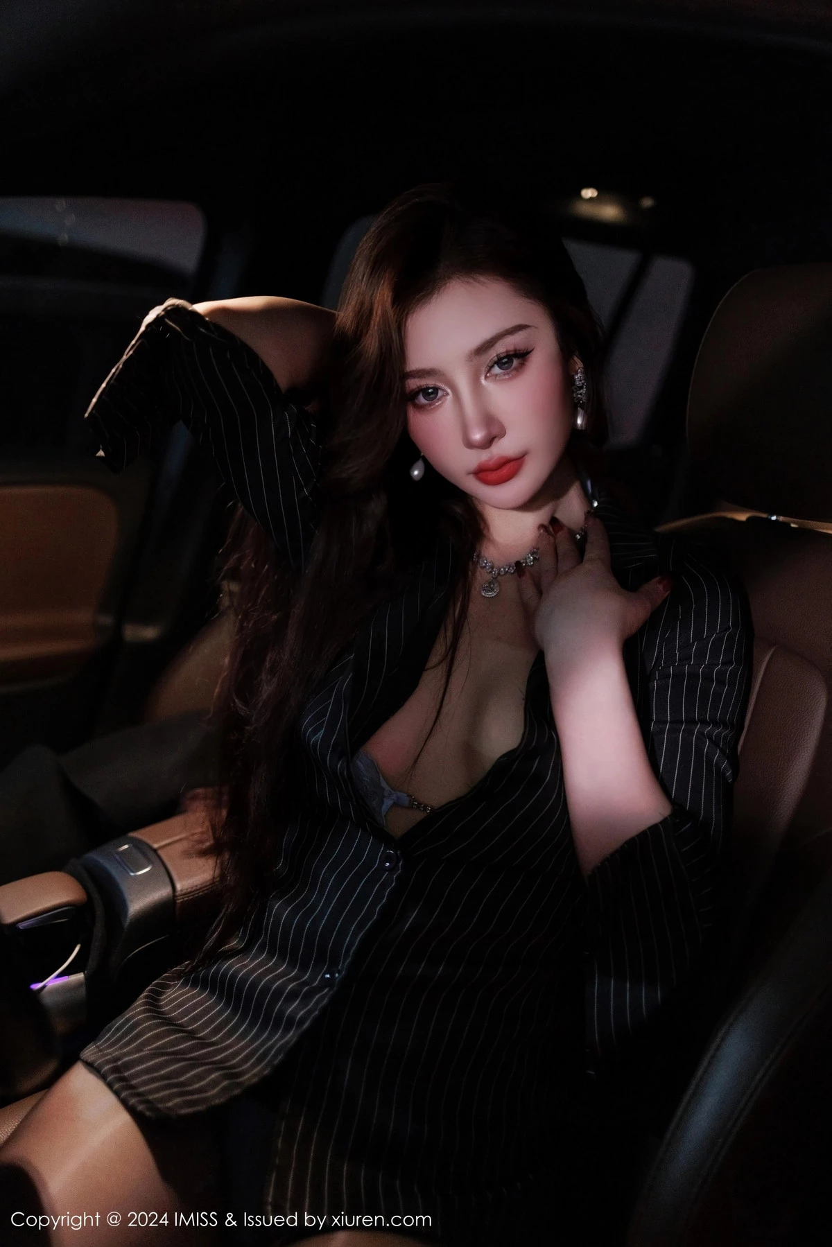 蕾蕾醒了没性感黑色收身服饰配闪亮黑丝秀丰腴身材绝美写真 第 35 张