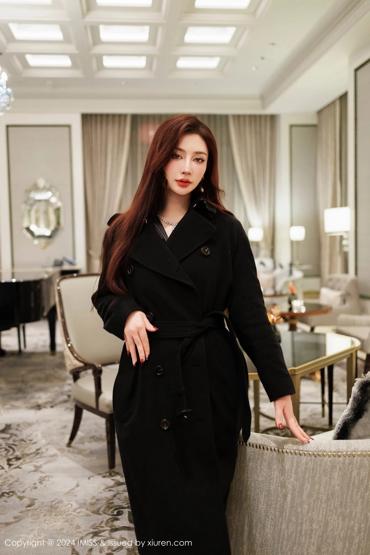 蕾蕾醒了没性感黑色收身服饰配闪亮黑丝秀丰腴身材绝美写真 第 4 张
