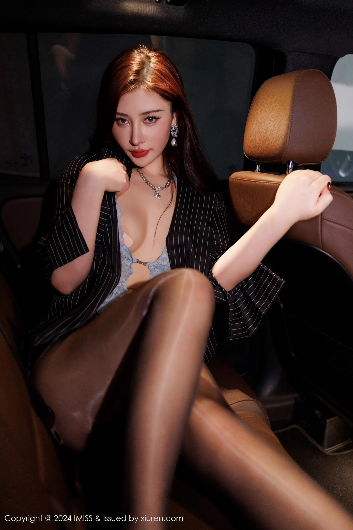 蕾蕾醒了没性感黑色收身服饰配闪亮黑丝秀丰腴身材绝美写真 第 56 张