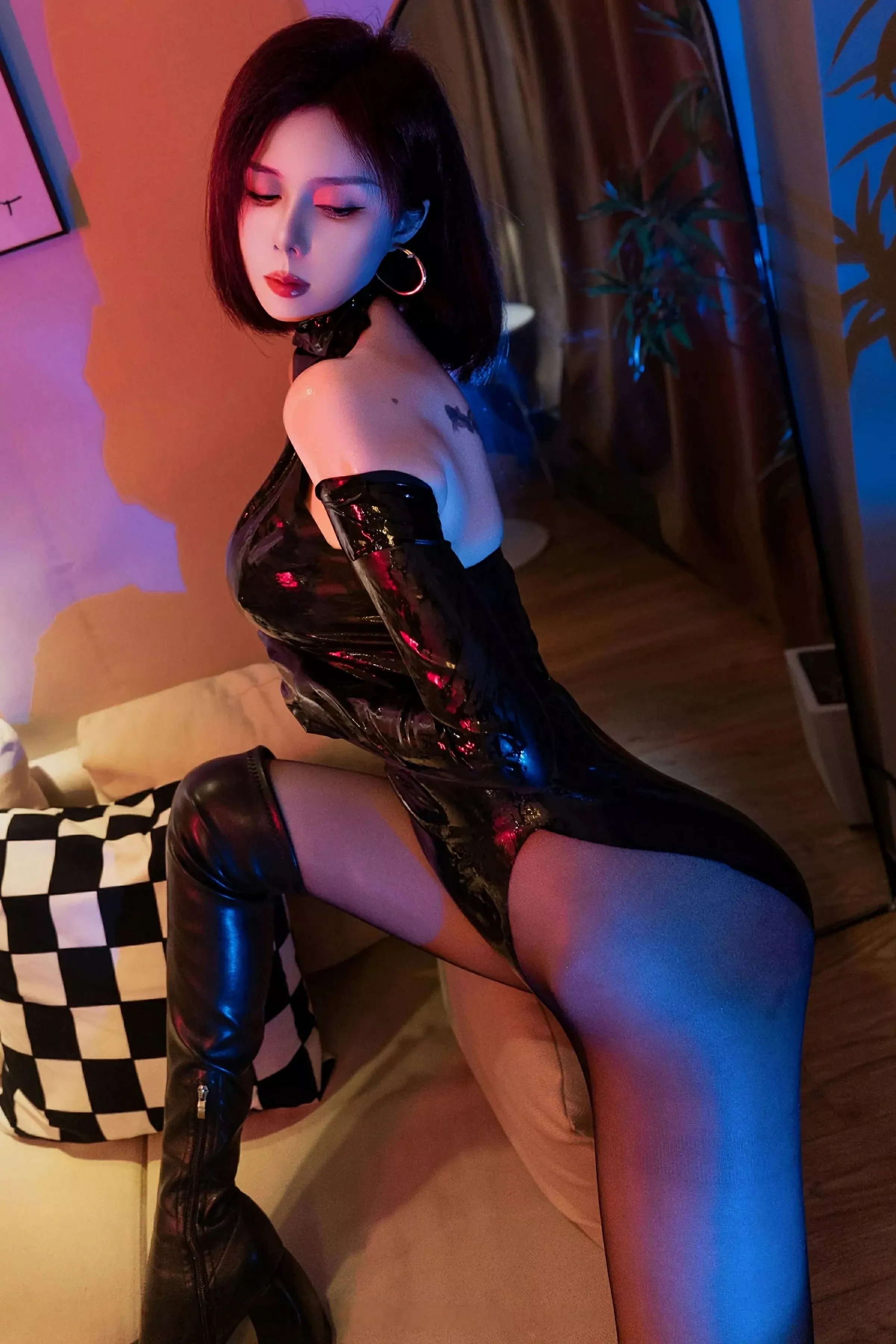 白芷yy性感黑色皮质连体衣配超薄黑丝秀完美曲线绝美写真 第 34 张
