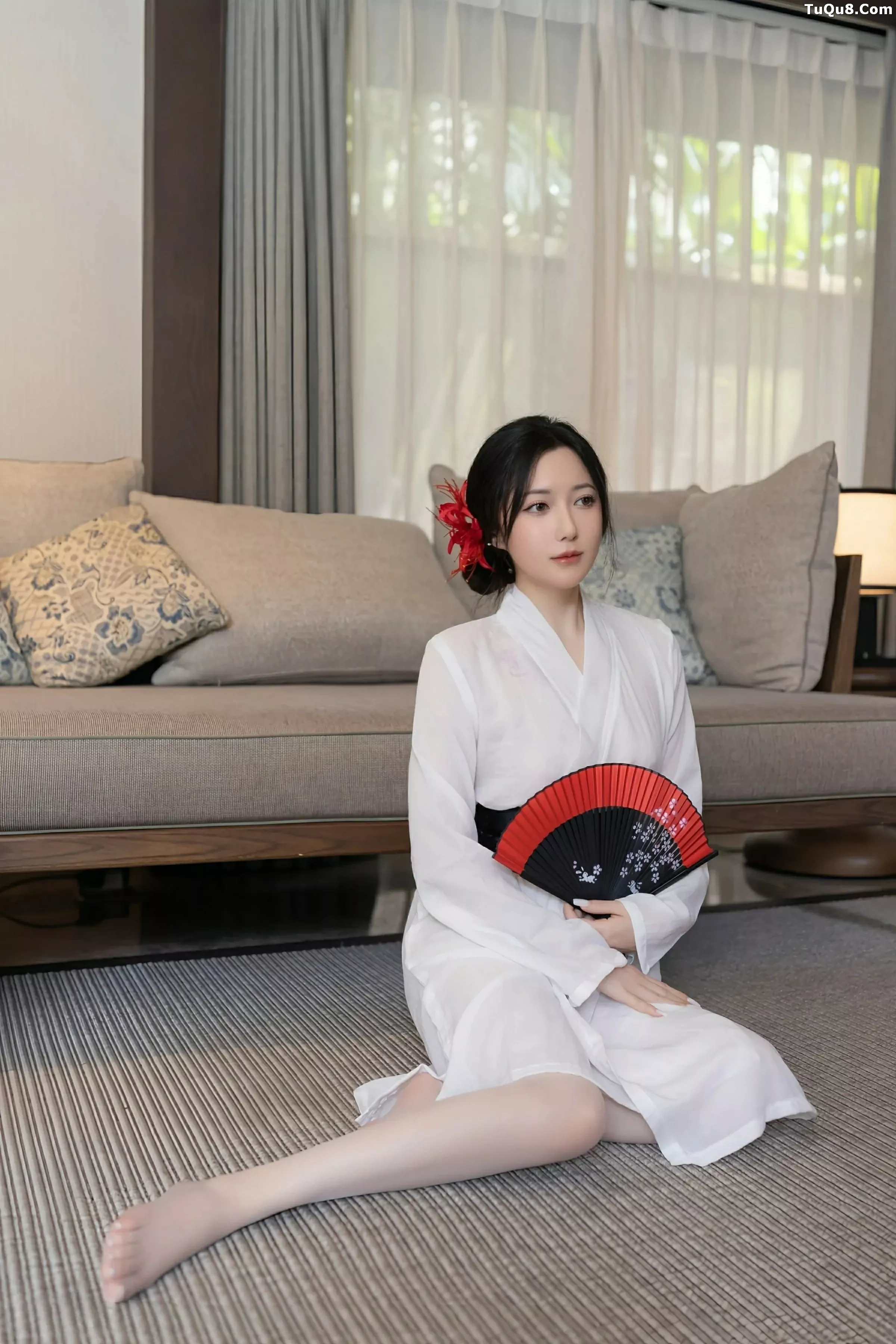 鱼子酱Fish性感白色薄透服饰配白色丝袜秀曼妙身材绝美写真 第 1 张