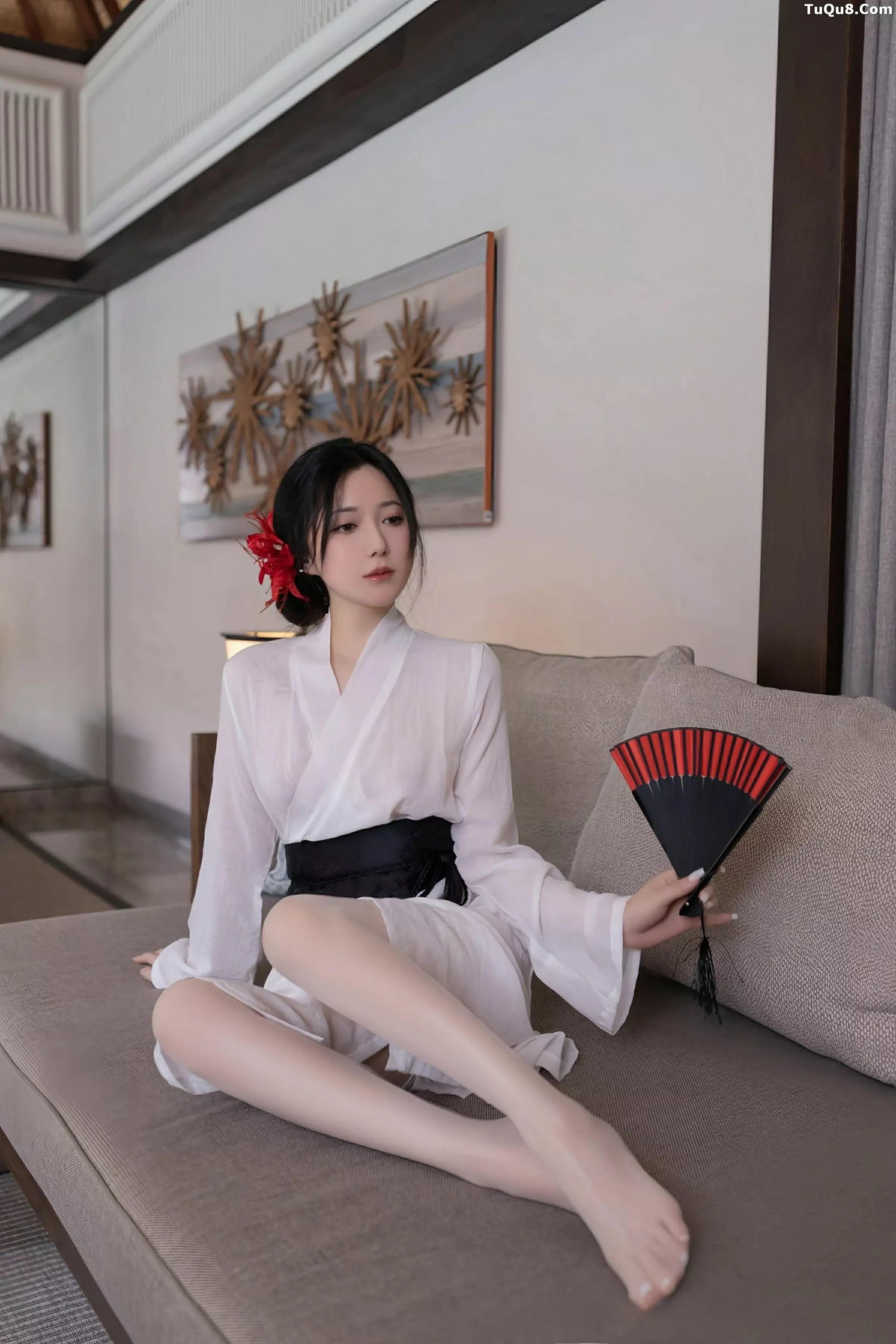 鱼子酱Fish性感白色薄透服饰配白色丝袜秀曼妙身材绝美写真 第 2 张