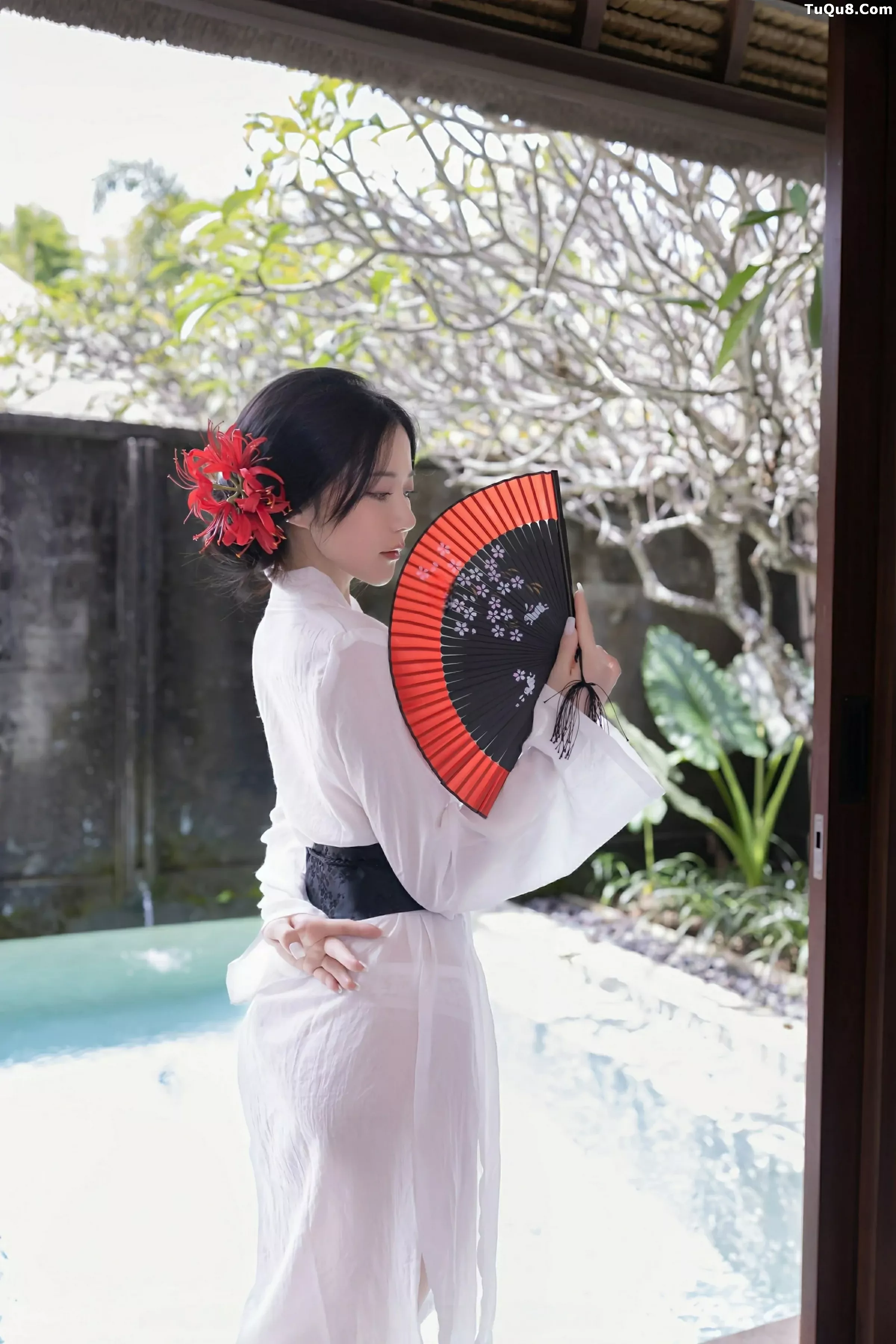 鱼子酱Fish性感白色薄透服饰配白色丝袜秀曼妙身材绝美写真 第 3 张
