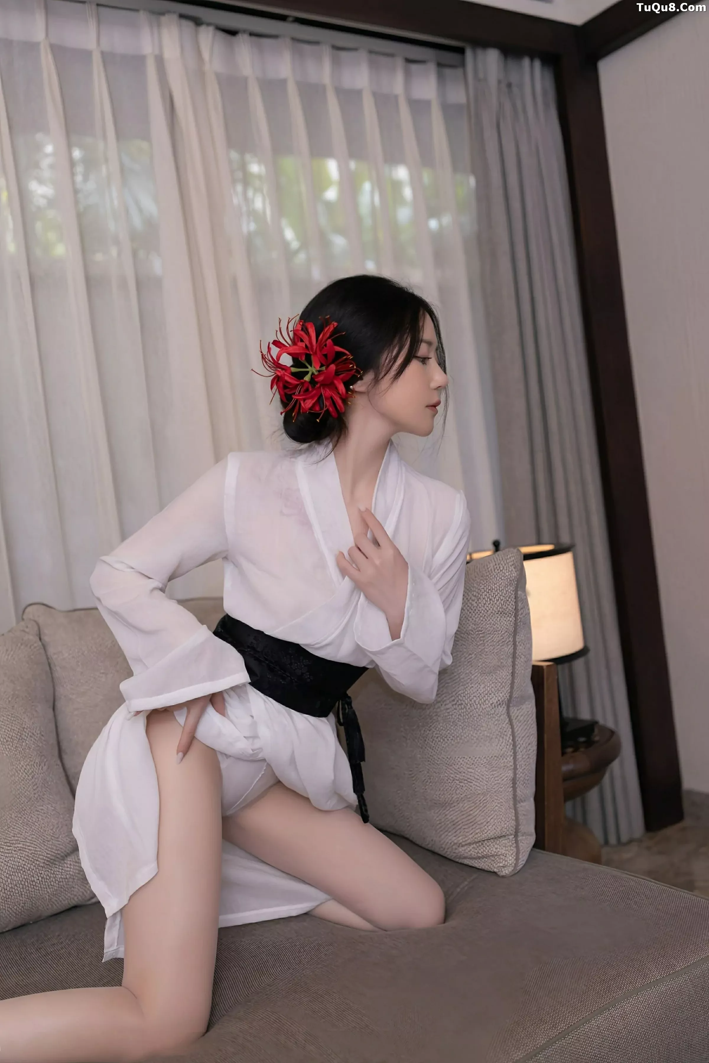 鱼子酱Fish性感白色薄透服饰配白色丝袜秀曼妙身材绝美写真 第 6 张