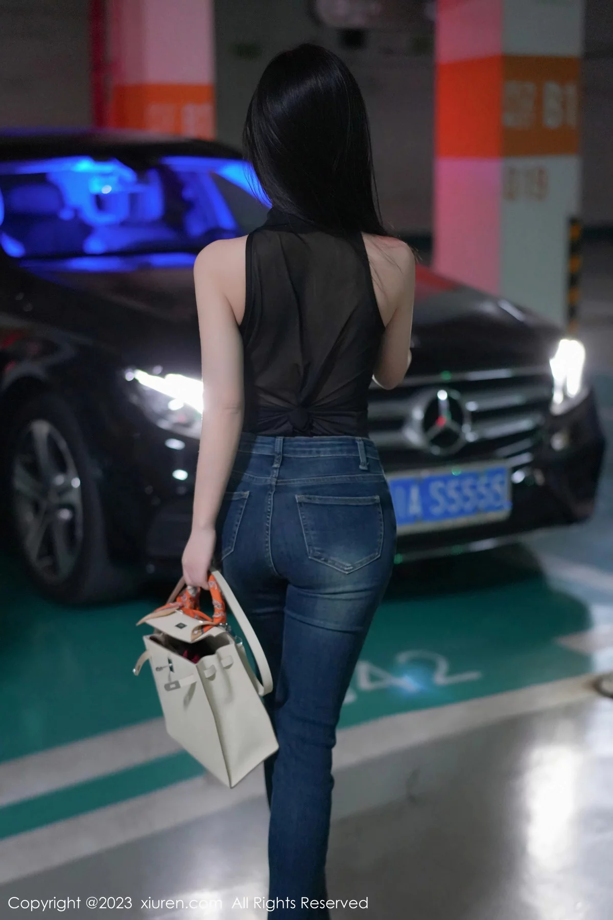 谭小灵黑色薄纱衣配牛仔裤露超薄黑丝秀惹火身材绝美写真 第 2 张