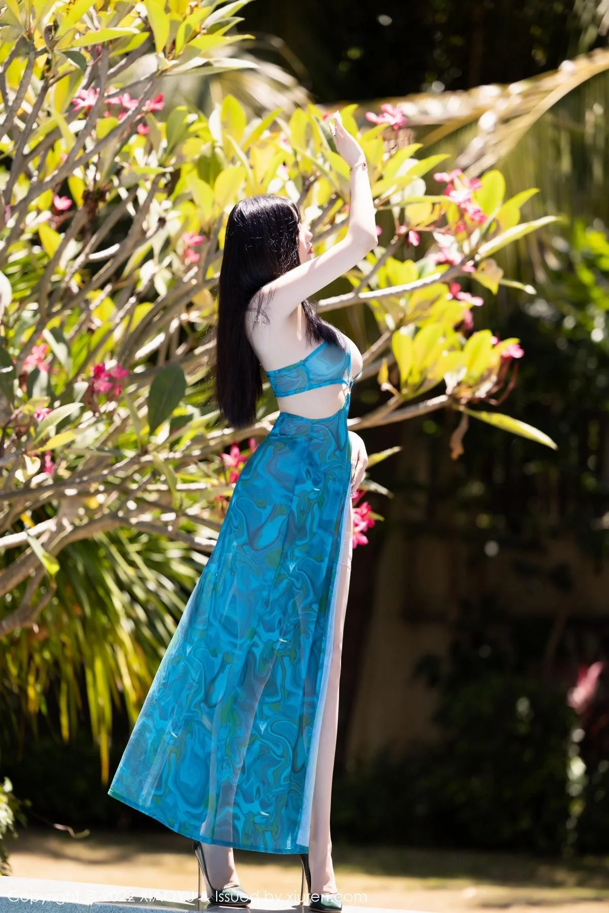 杨晨晨Yome心愿旅拍户外+室内蓝色轻透飘裙完美绝美写真 第 1 张
