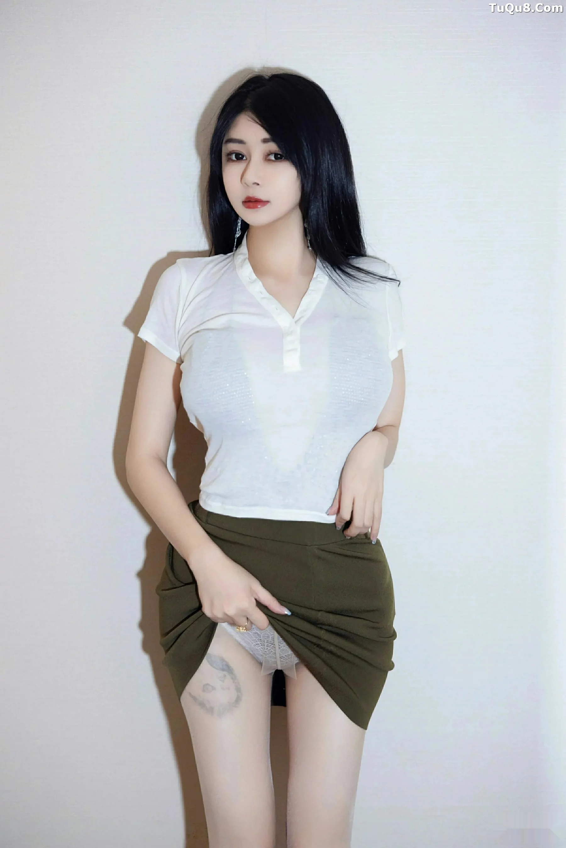 凯竹Quinn性感白T露金属内衣配原色丝袜秀丰腴身材绝美写真 第 5 张