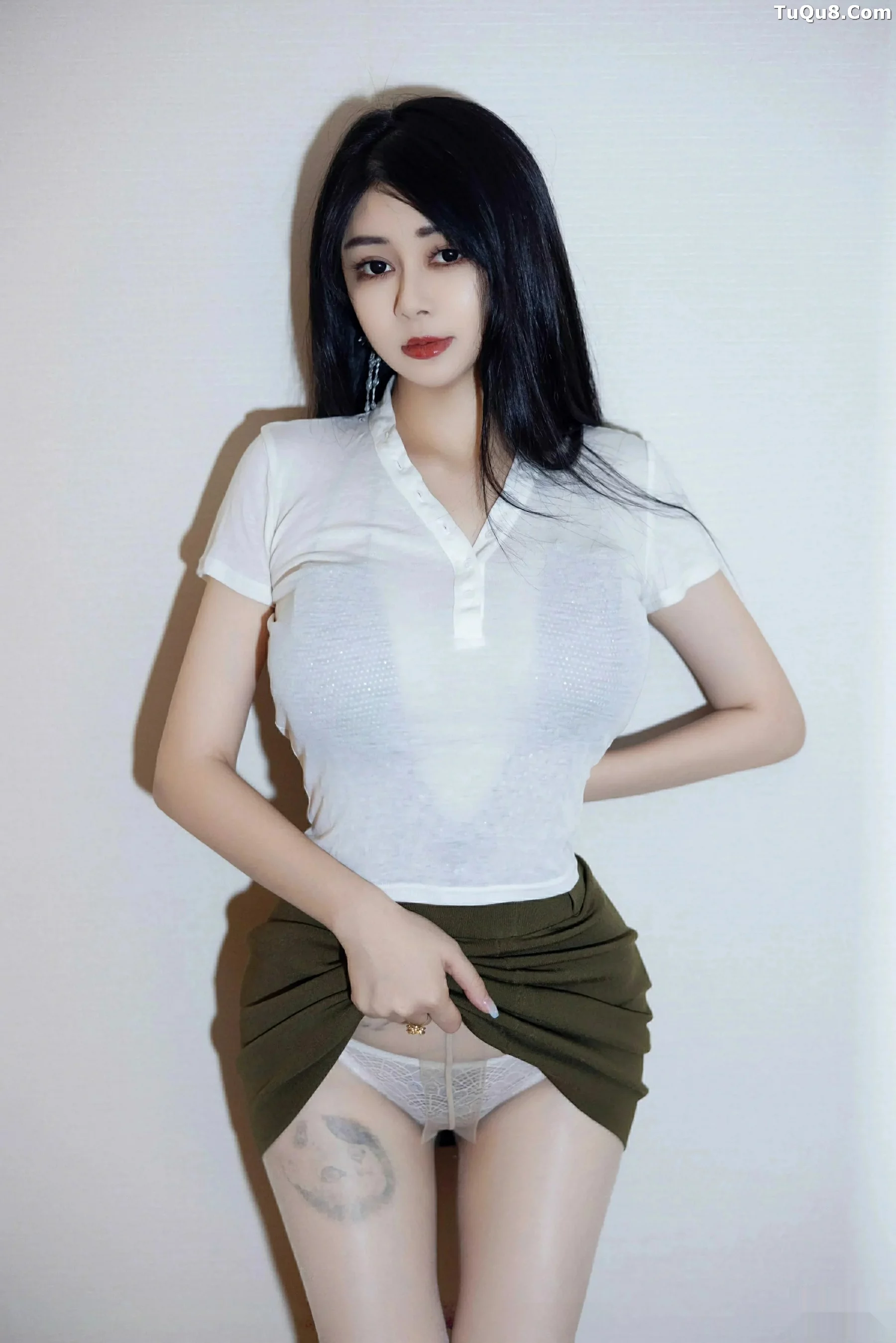 凯竹Quinn性感白T露金属内衣配原色丝袜秀丰腴身材绝美写真 第 7 张
