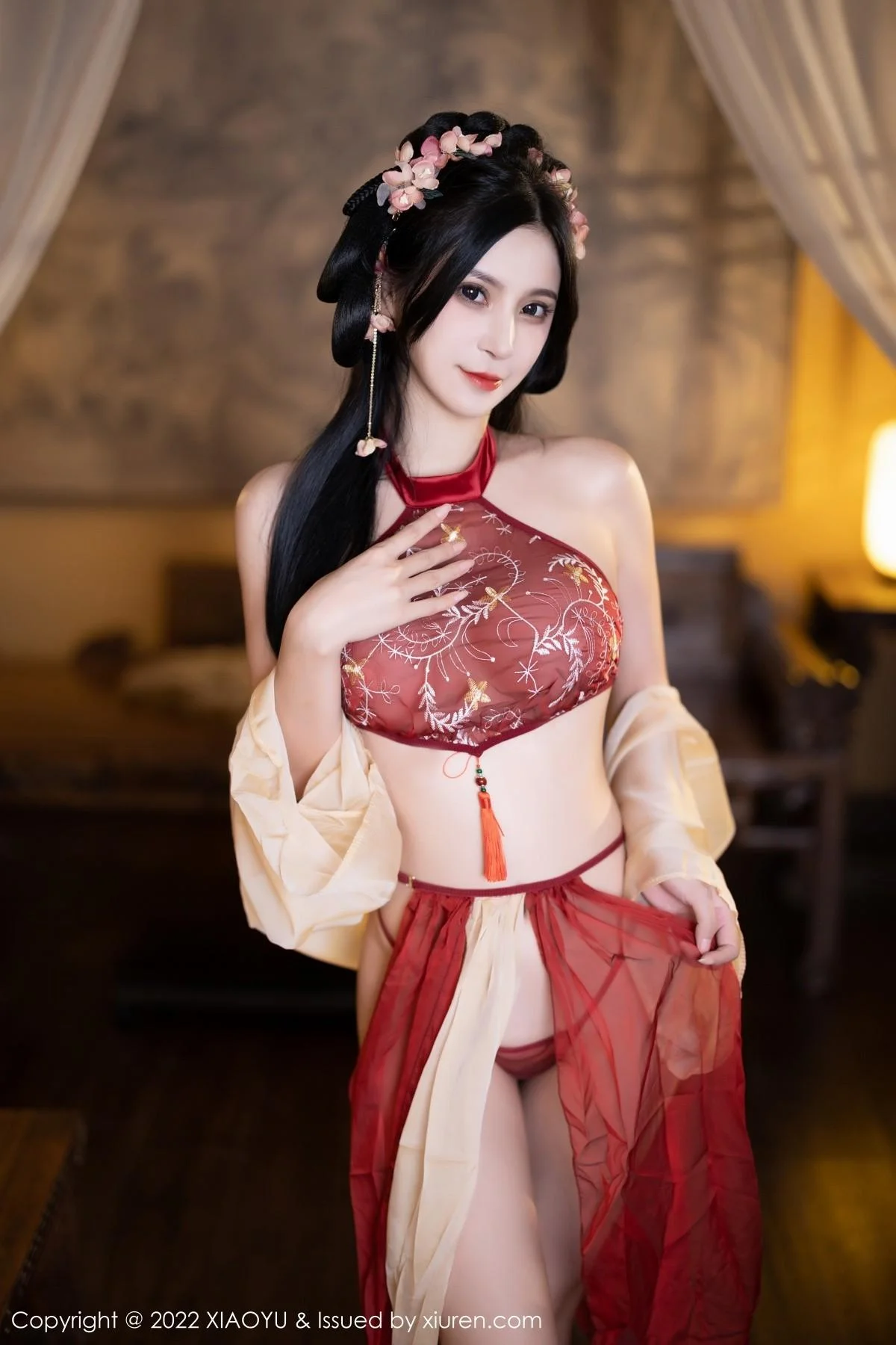 小蛮妖Yummy杭州旅拍红色丝绸古装服露白嫩肌肤绝美写真 第 36 张