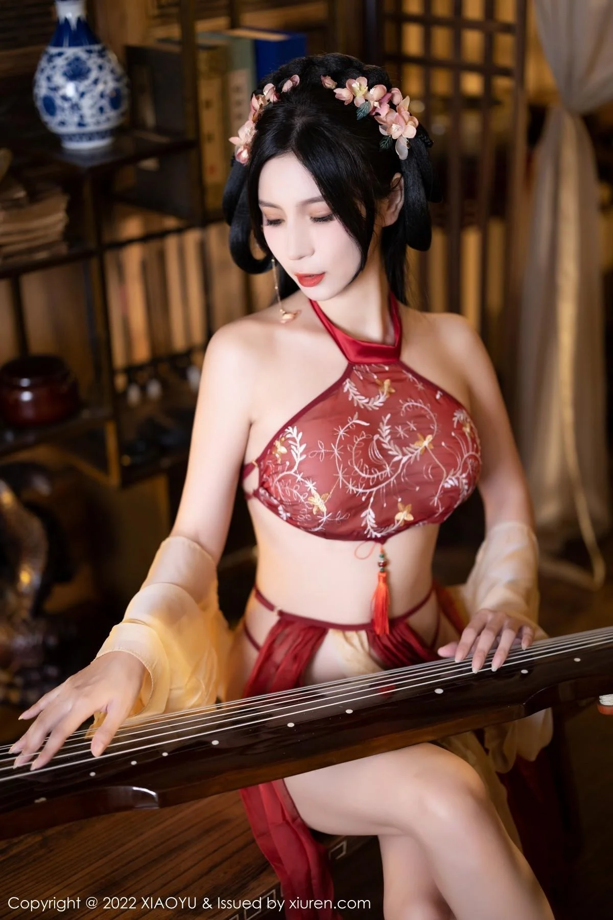 小蛮妖Yummy杭州旅拍红色丝绸古装服露白嫩肌肤绝美写真 第 47 张