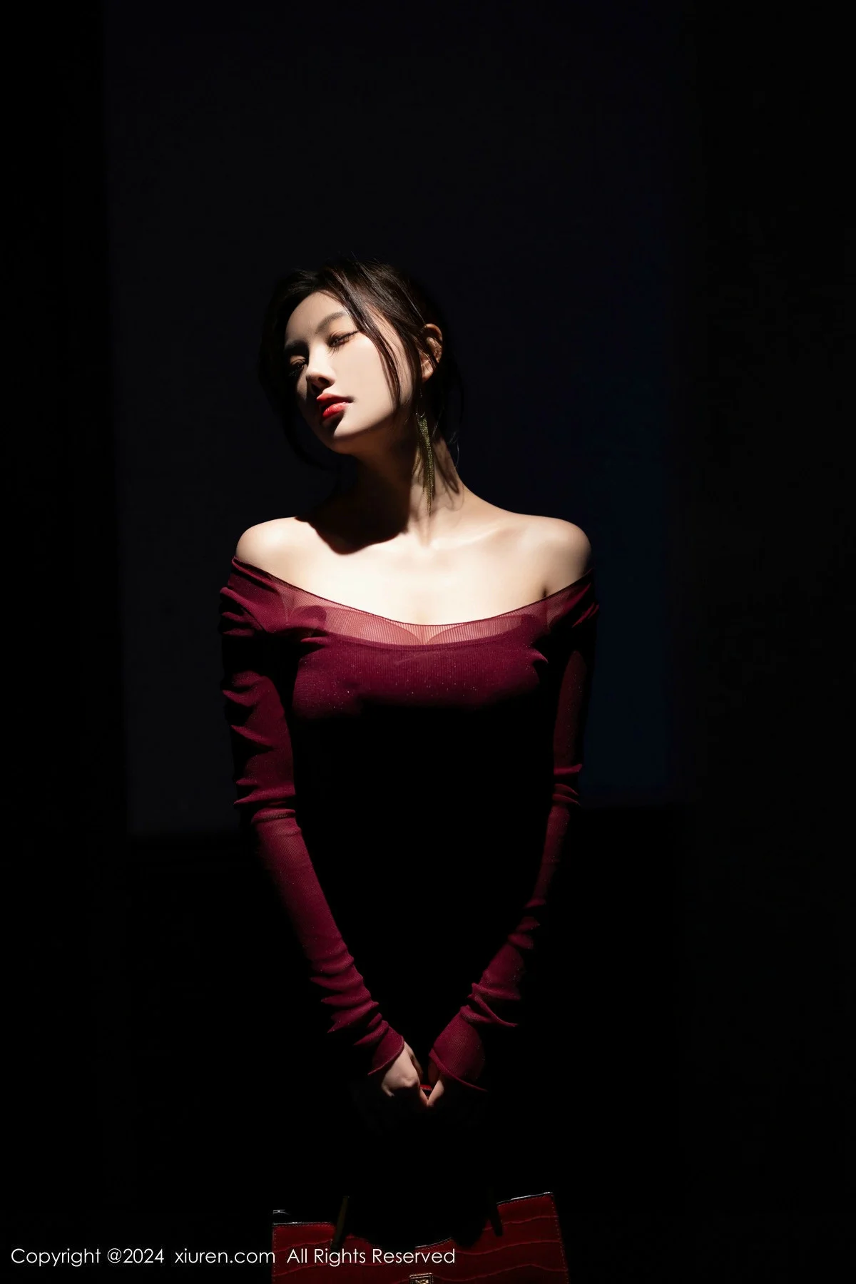 杨晨晨Yome性感红色连衣裙配超薄肉丝秀丰腴身材绝美写真 第 18 张