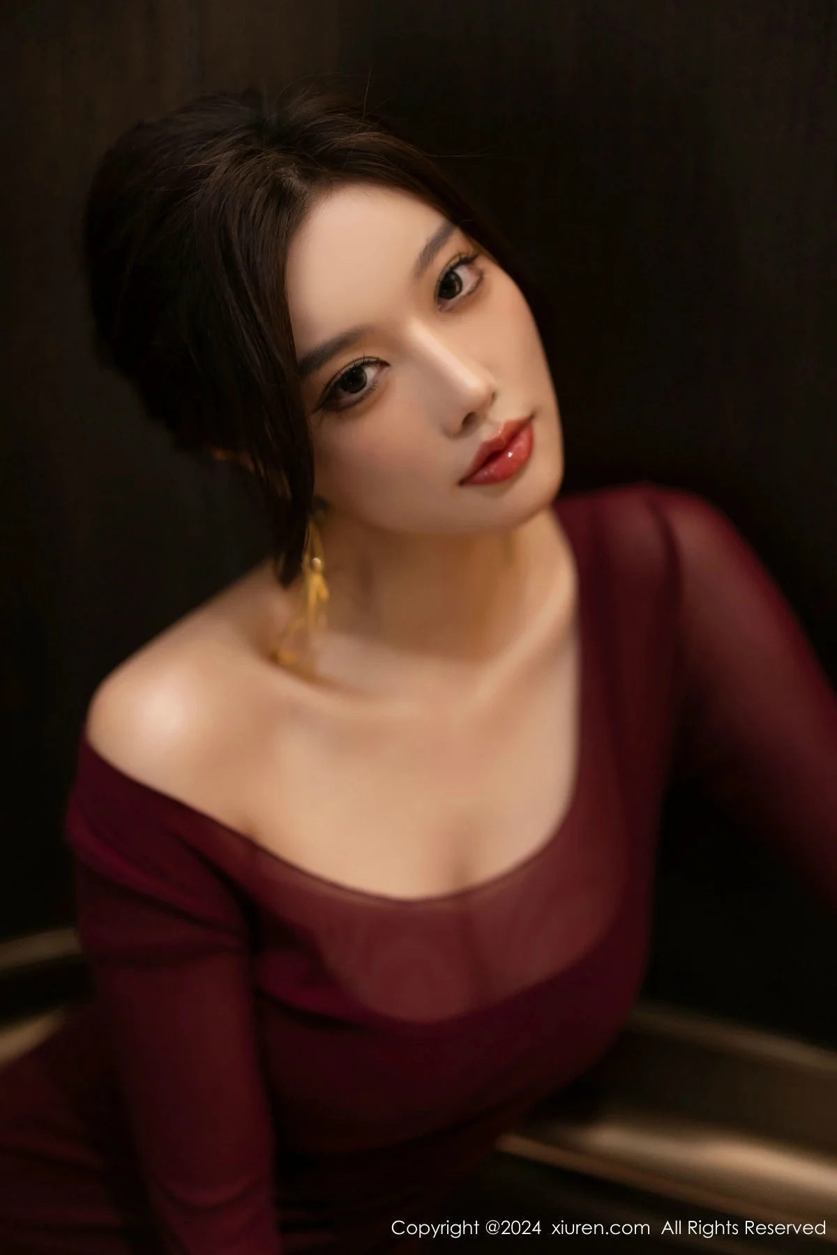 杨晨晨Yome性感红色连衣裙配超薄肉丝秀丰腴身材绝美写真 第 2 张