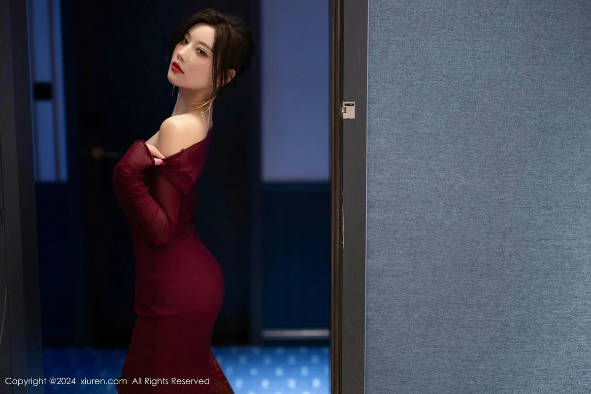 杨晨晨Yome性感红色连衣裙配超薄肉丝秀丰腴身材绝美写真 第 21 张