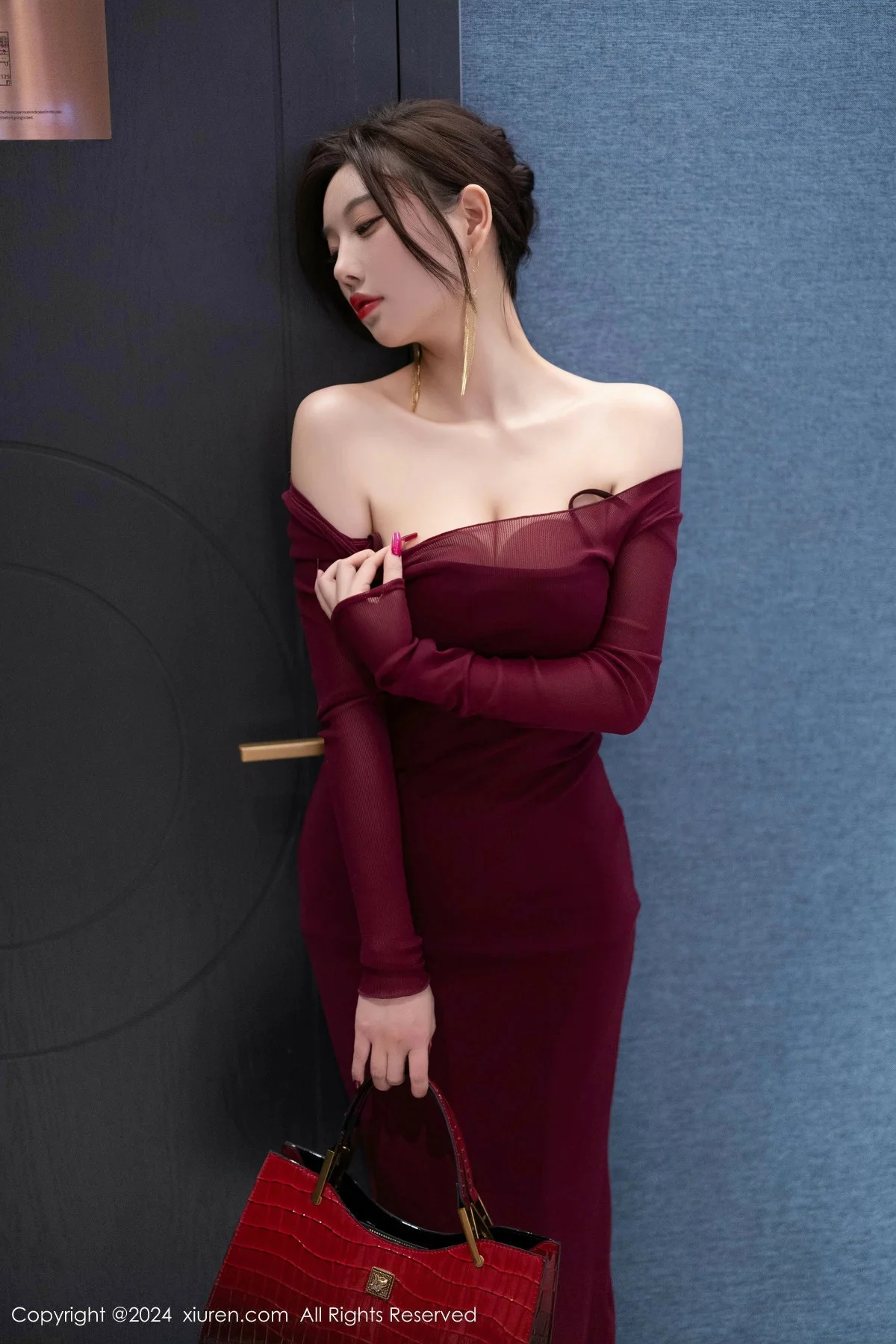 杨晨晨Yome性感红色连衣裙配超薄肉丝秀丰腴身材绝美写真 第 23 张
