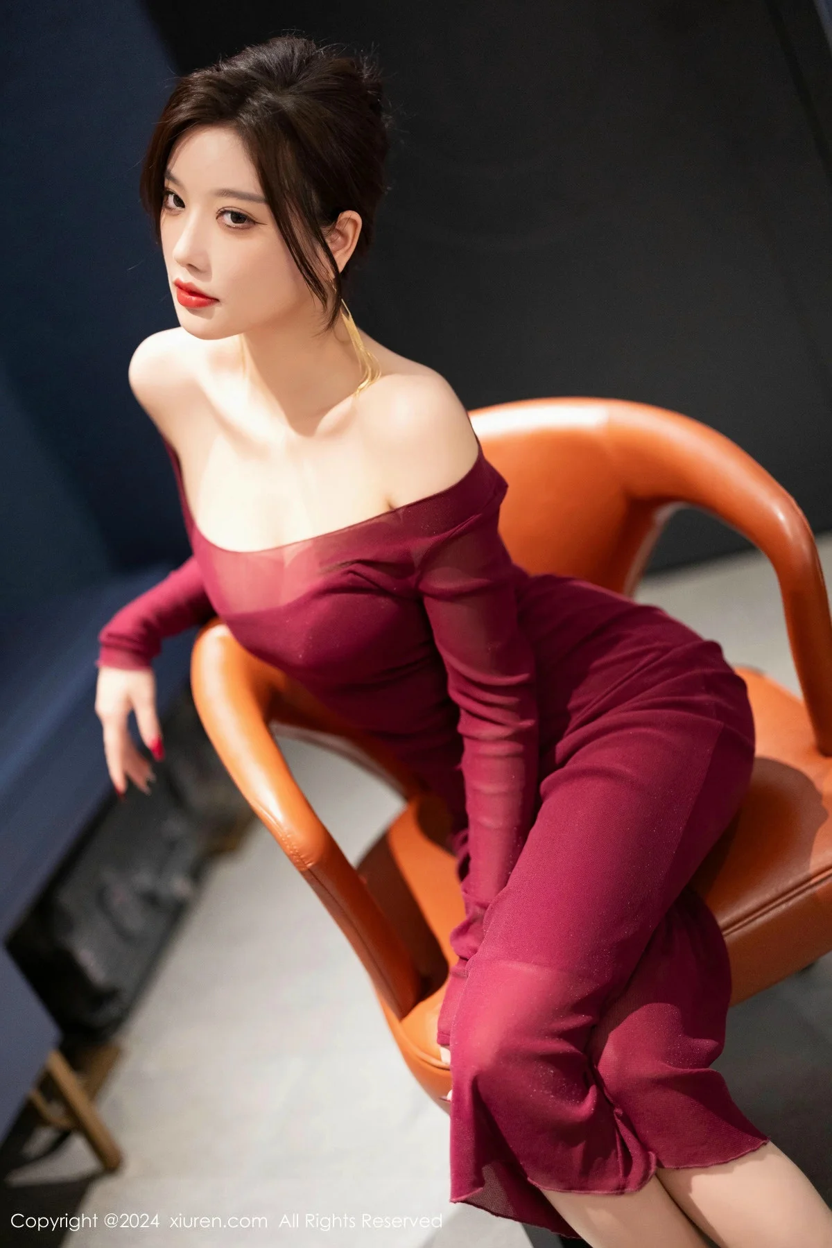 杨晨晨Yome性感红色连衣裙配超薄肉丝秀丰腴身材绝美写真 第 27 张