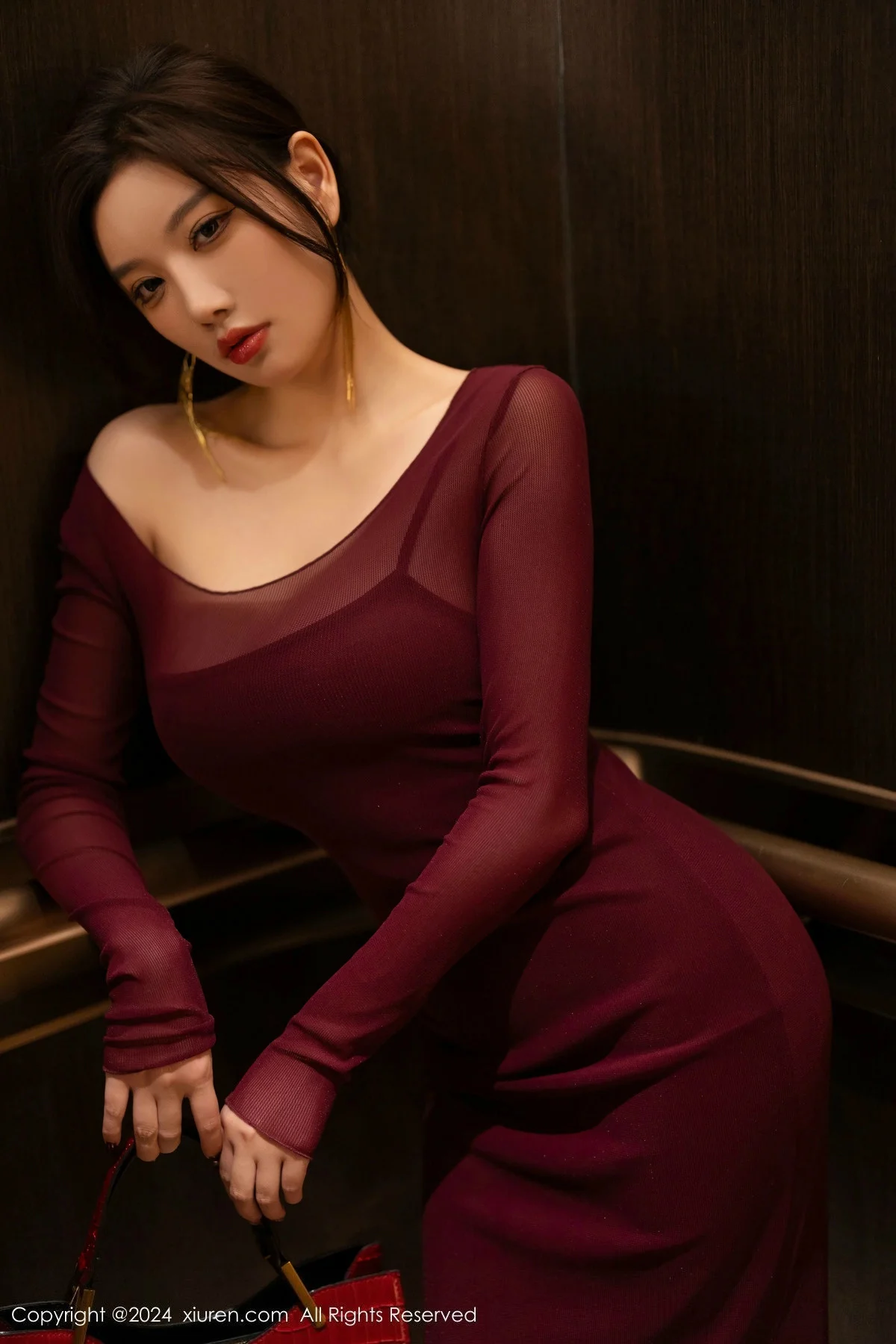 杨晨晨Yome性感红色连衣裙配超薄肉丝秀丰腴身材绝美写真 第 5 张