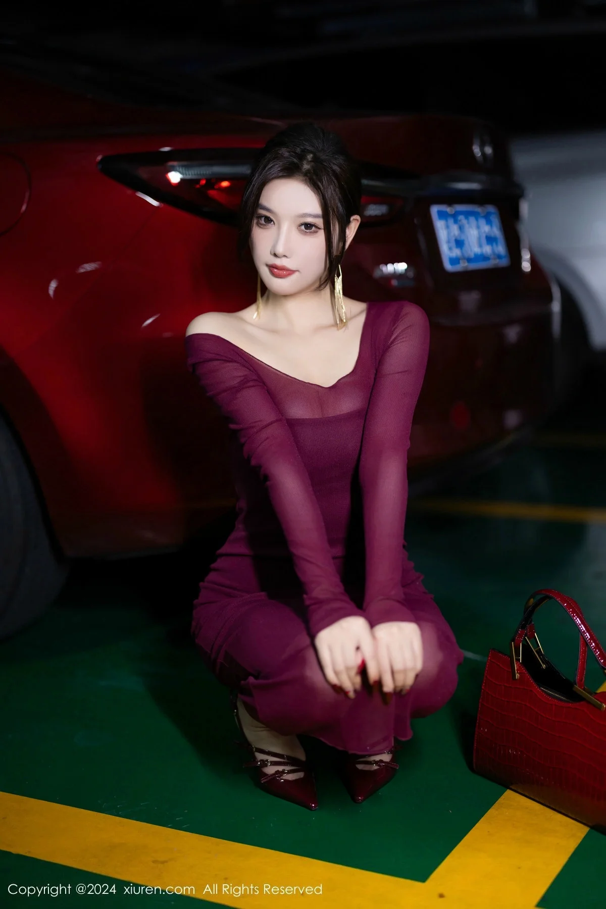 杨晨晨Yome性感红色连衣裙配超薄肉丝秀丰腴身材绝美写真 第 9 张