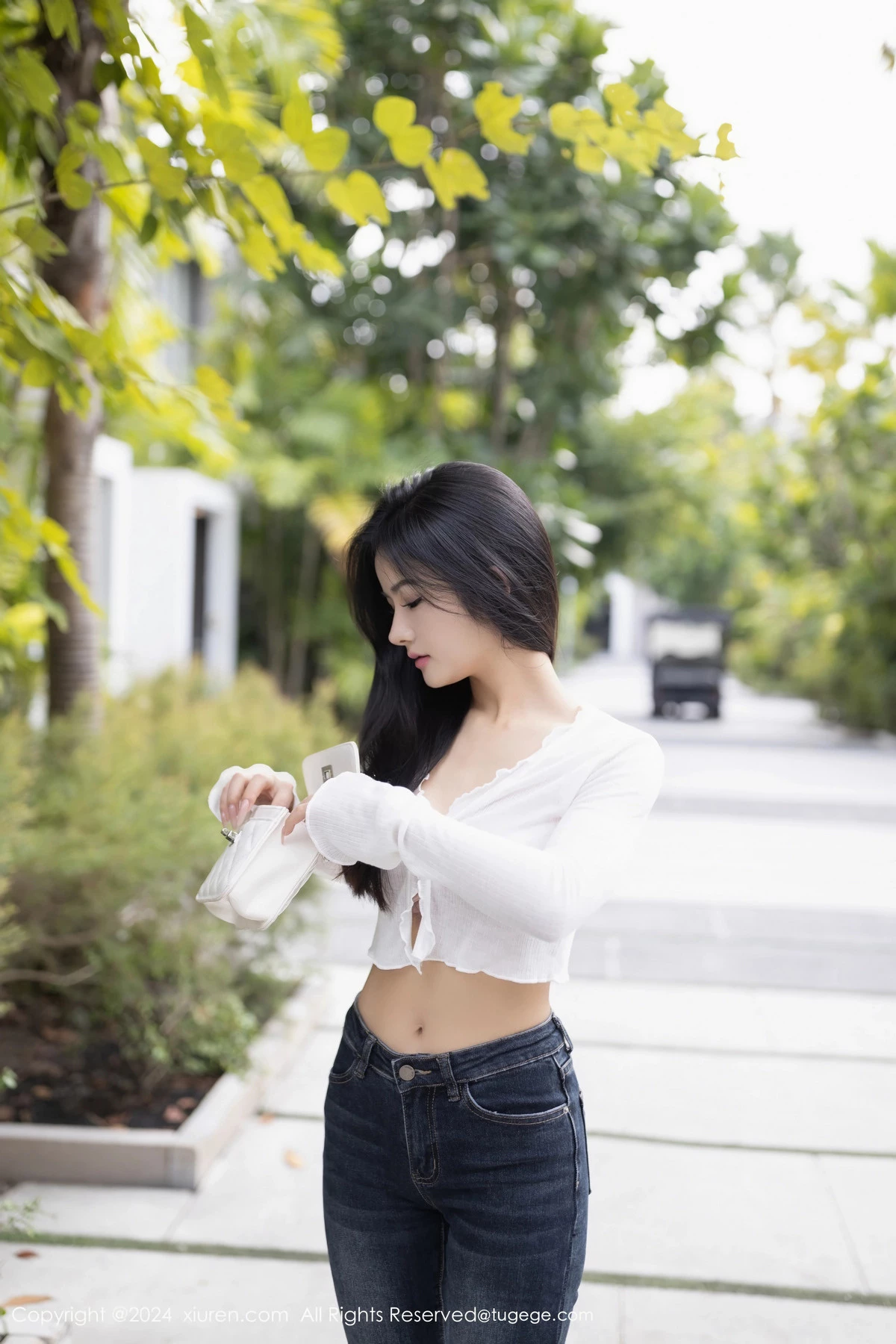 小茶茶tea白色上衣配牛仔裤露蕾丝内衣秀惹火身材绝美写真 第 1 张