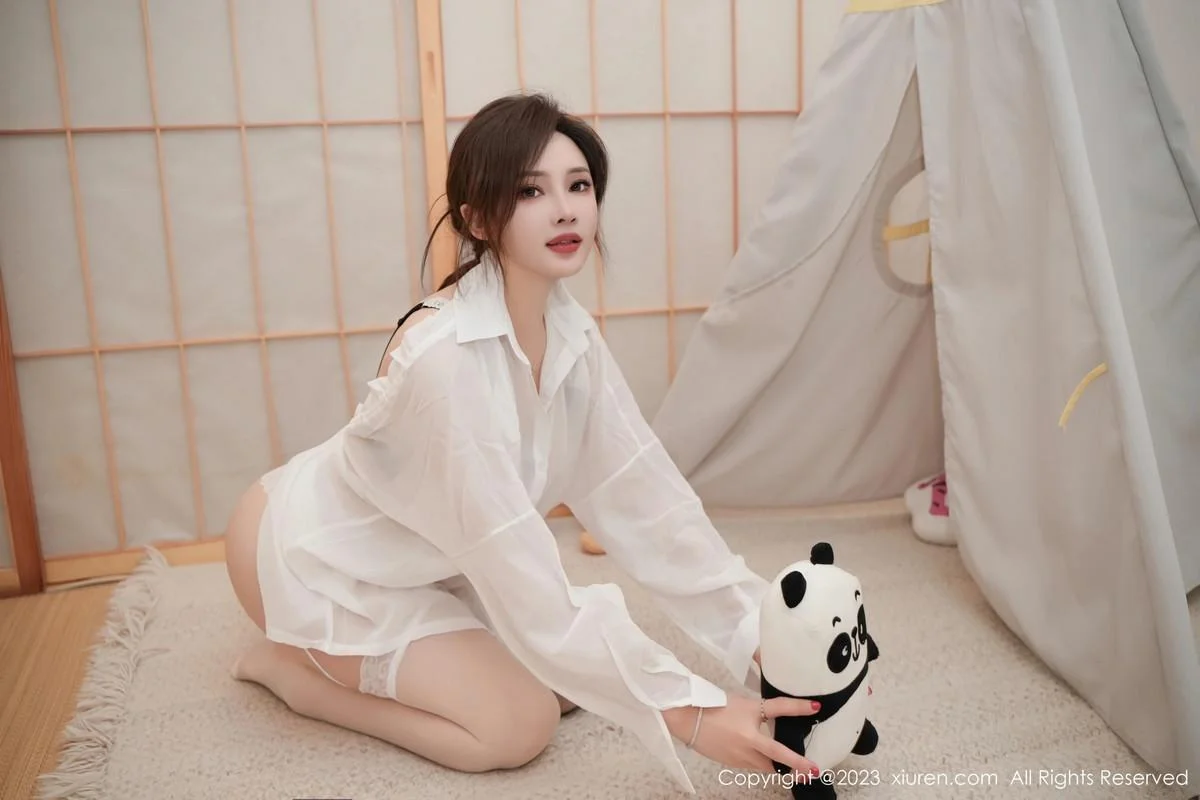 Carol周妍希白色薄透衬衫配白丝吊袜秀丰满身材绝美写真 第 16 张