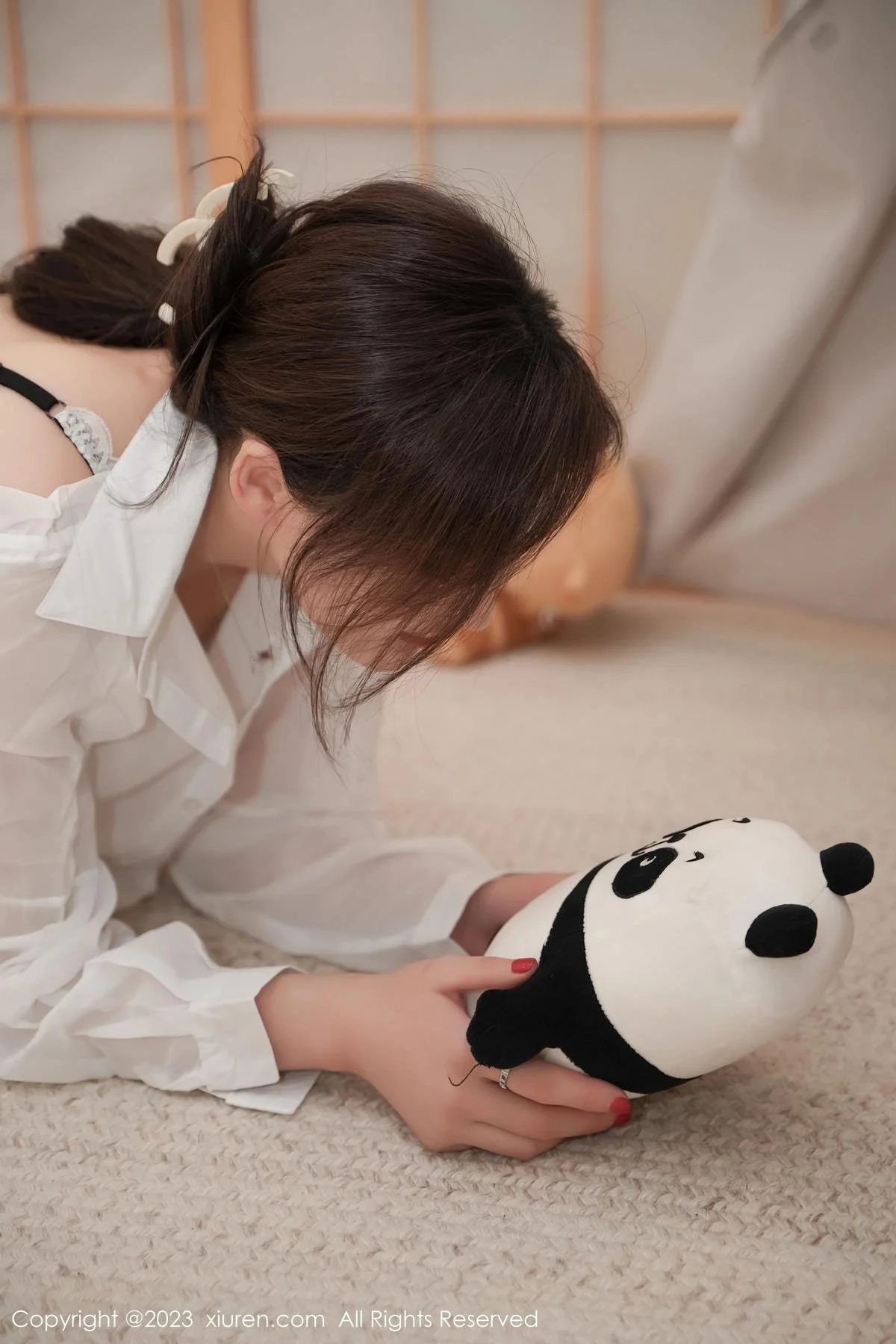 Carol周妍希白色薄透衬衫配白丝吊袜秀丰满身材绝美写真 第 18 张
