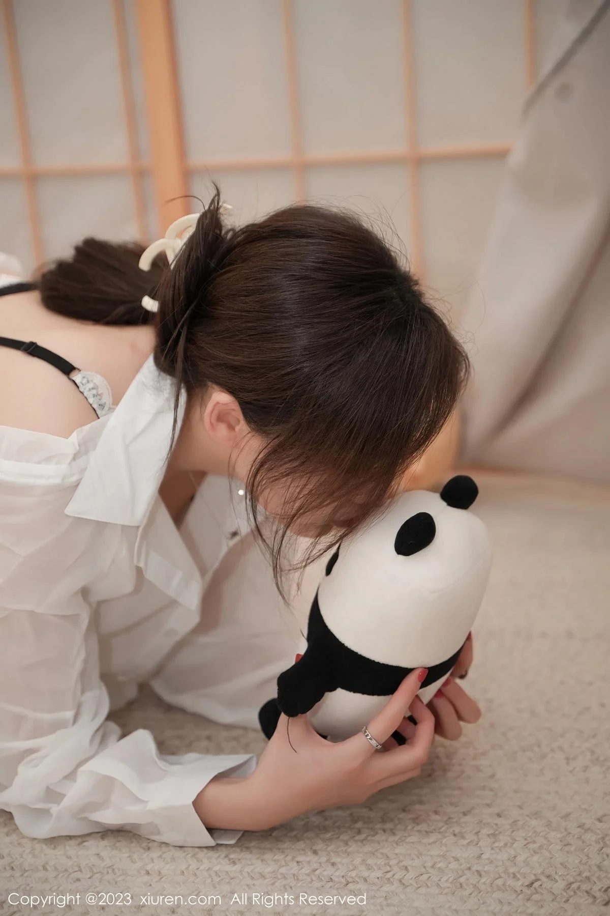 Carol周妍希白色薄透衬衫配白丝吊袜秀丰满身材绝美写真 第 19 张