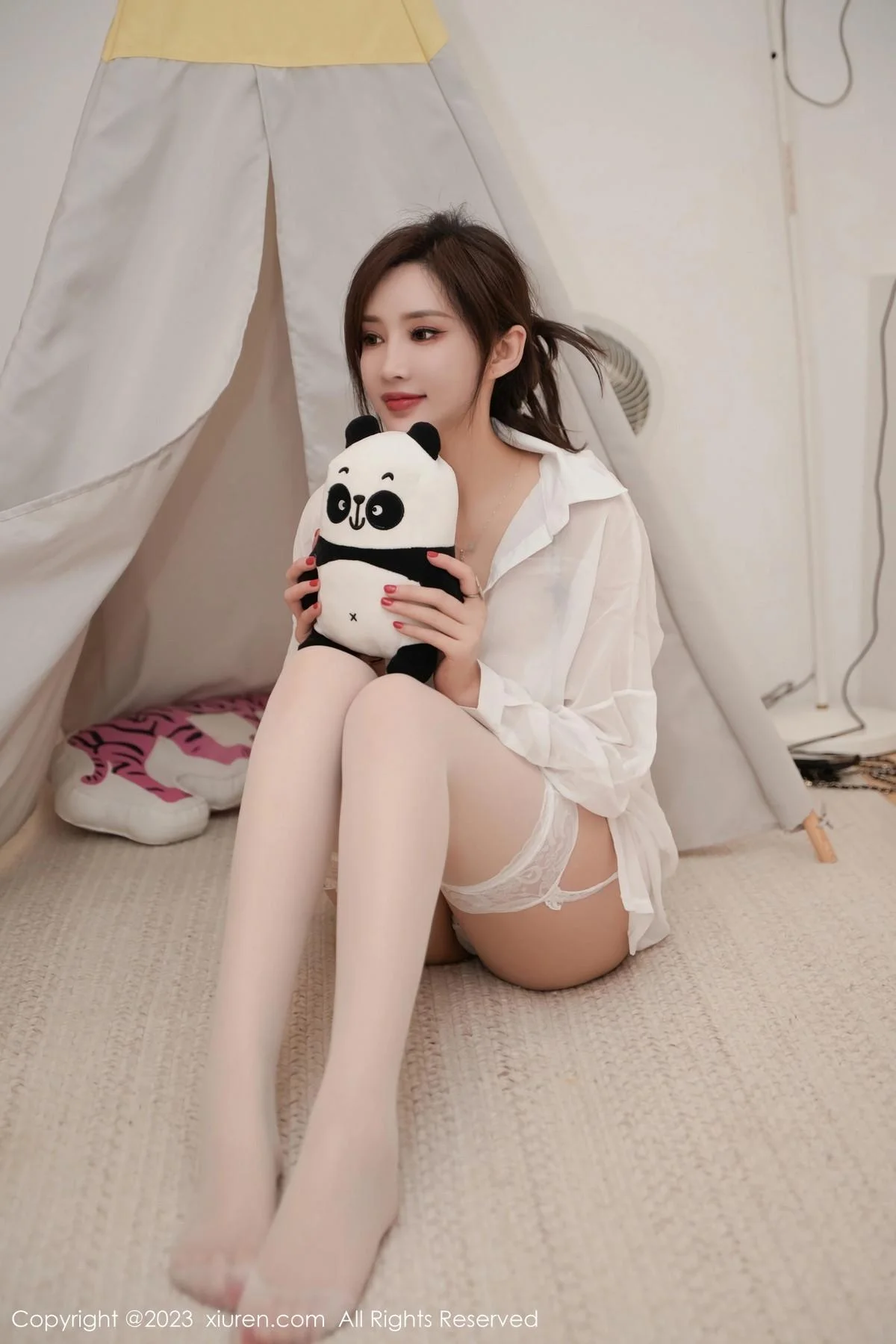 Carol周妍希白色薄透衬衫配白丝吊袜秀丰满身材绝美写真 第 7 张