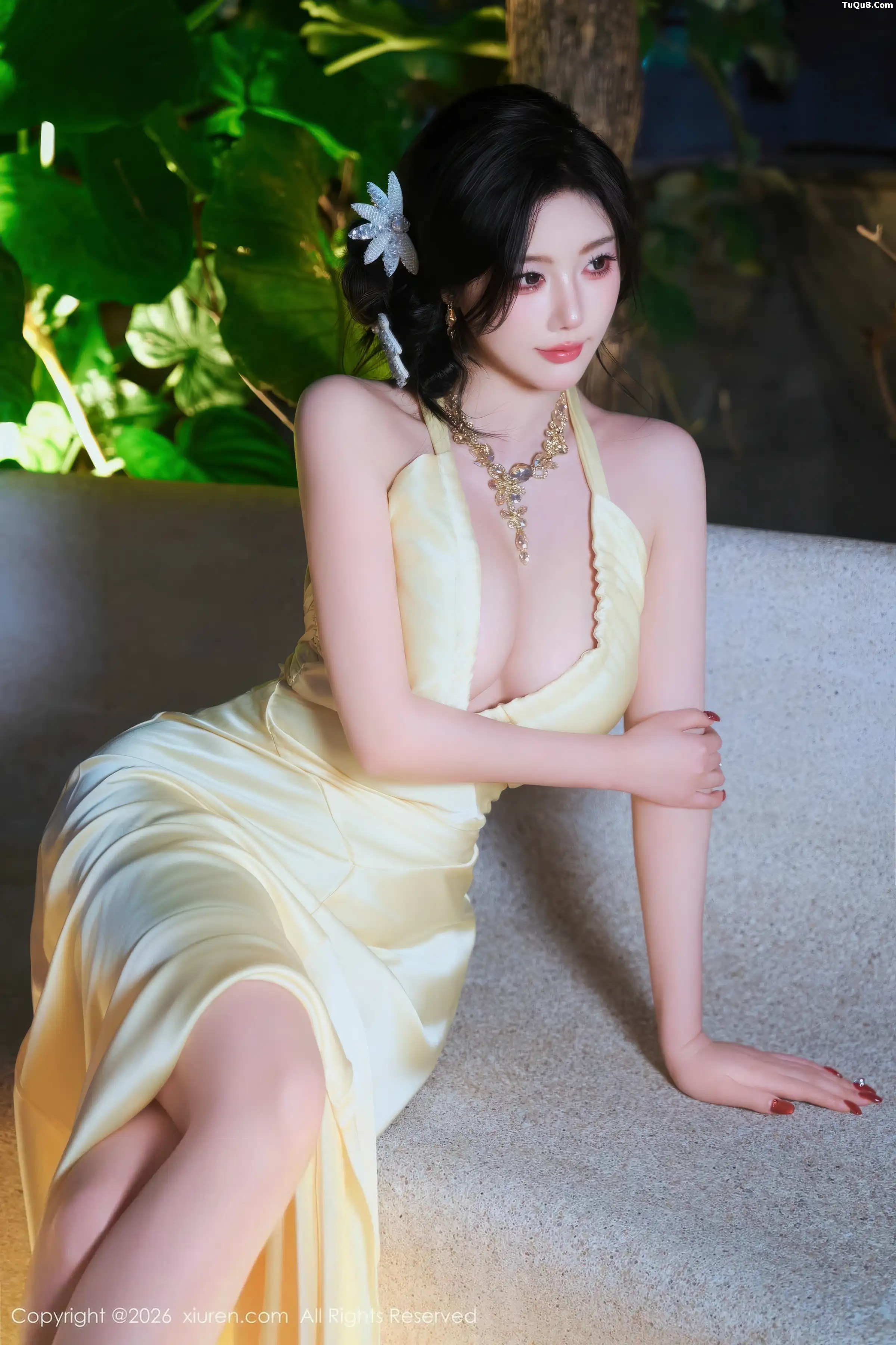 杨晨晨.性感黄色连衣裙露白色内衣配白丝吊袜秀美腿绝美写真 第 19 张
