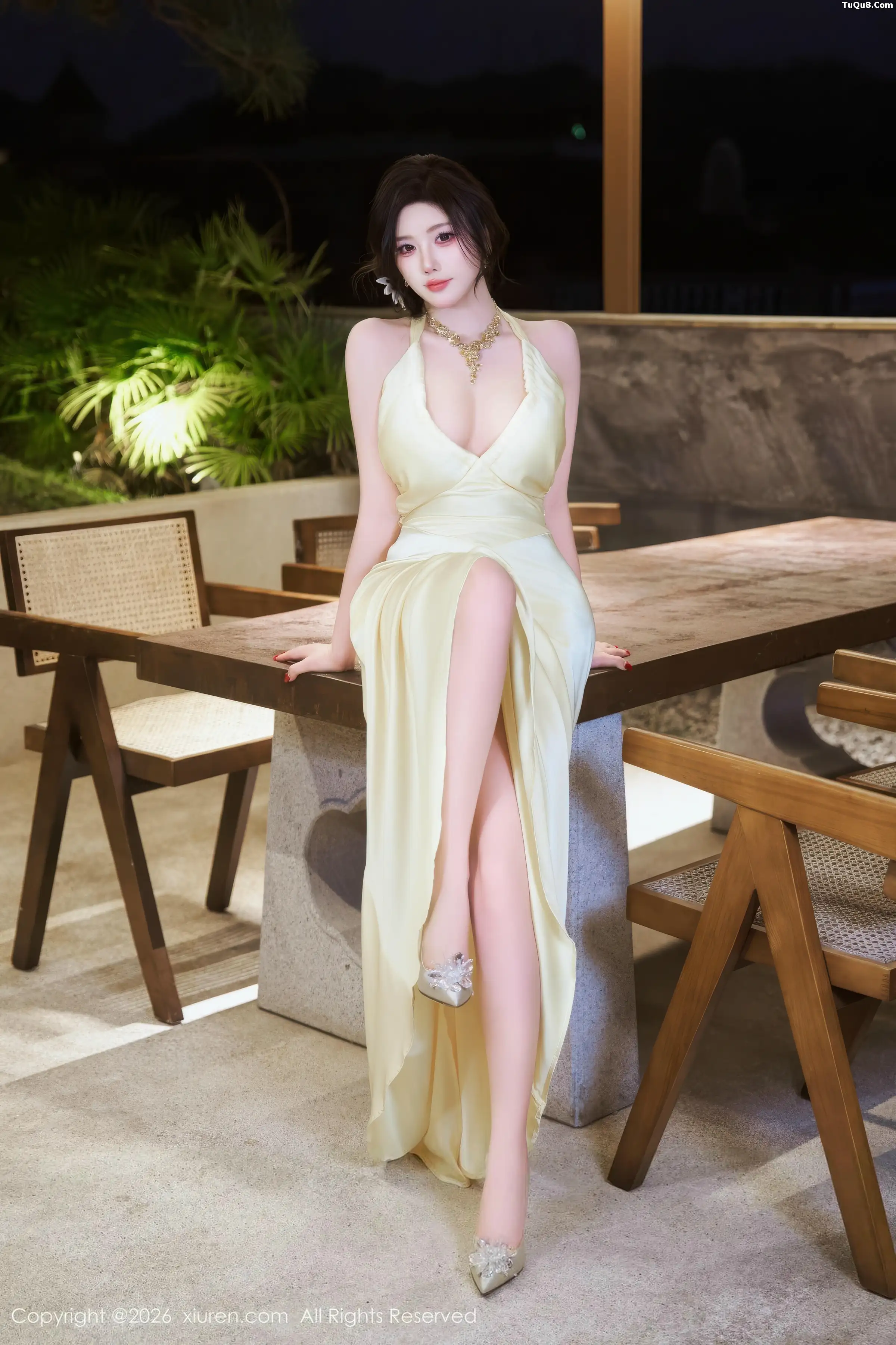 杨晨晨.性感黄色连衣裙露白色内衣配白丝吊袜秀美腿绝美写真 第 36 张