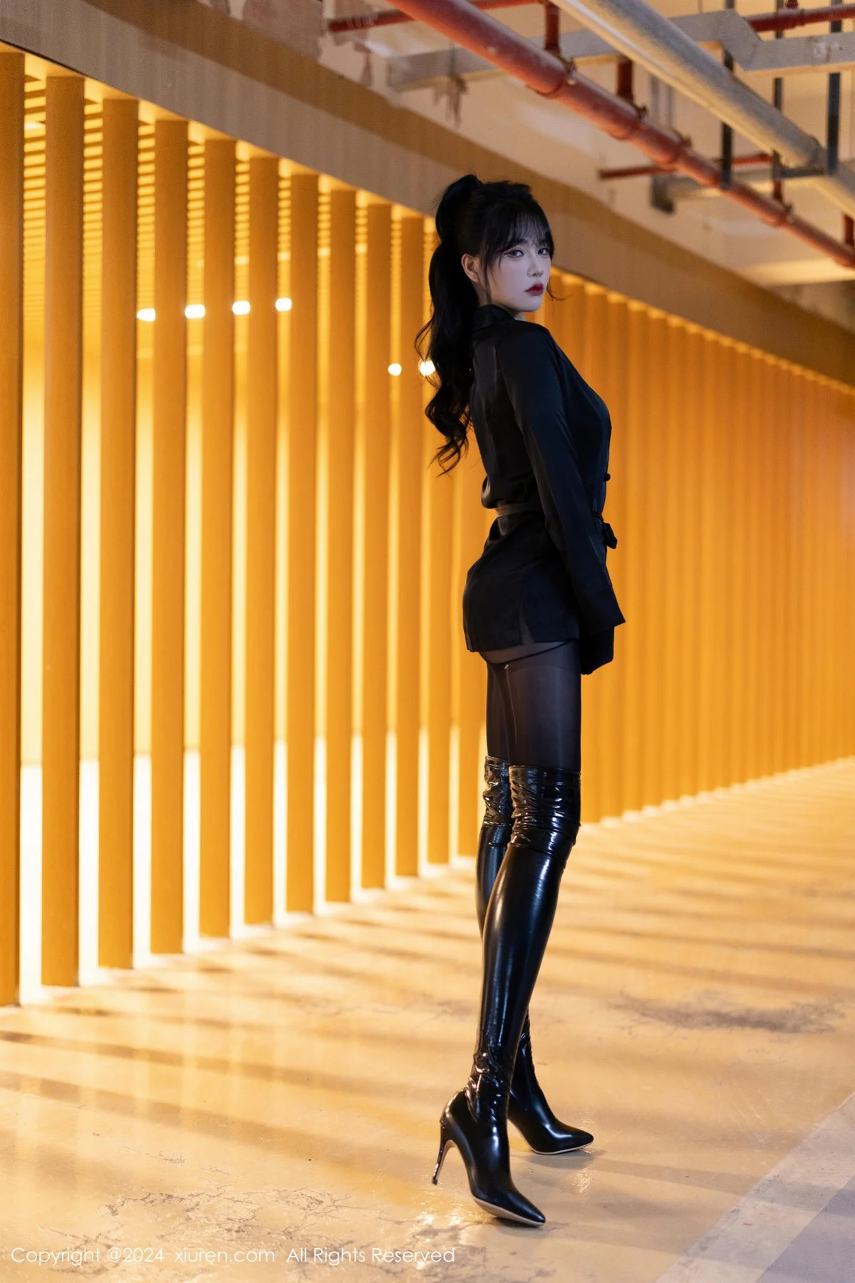 娜比黑色外套配黑长靴露超薄连体黑丝秀凹凸身材绝美写真 第 1 张