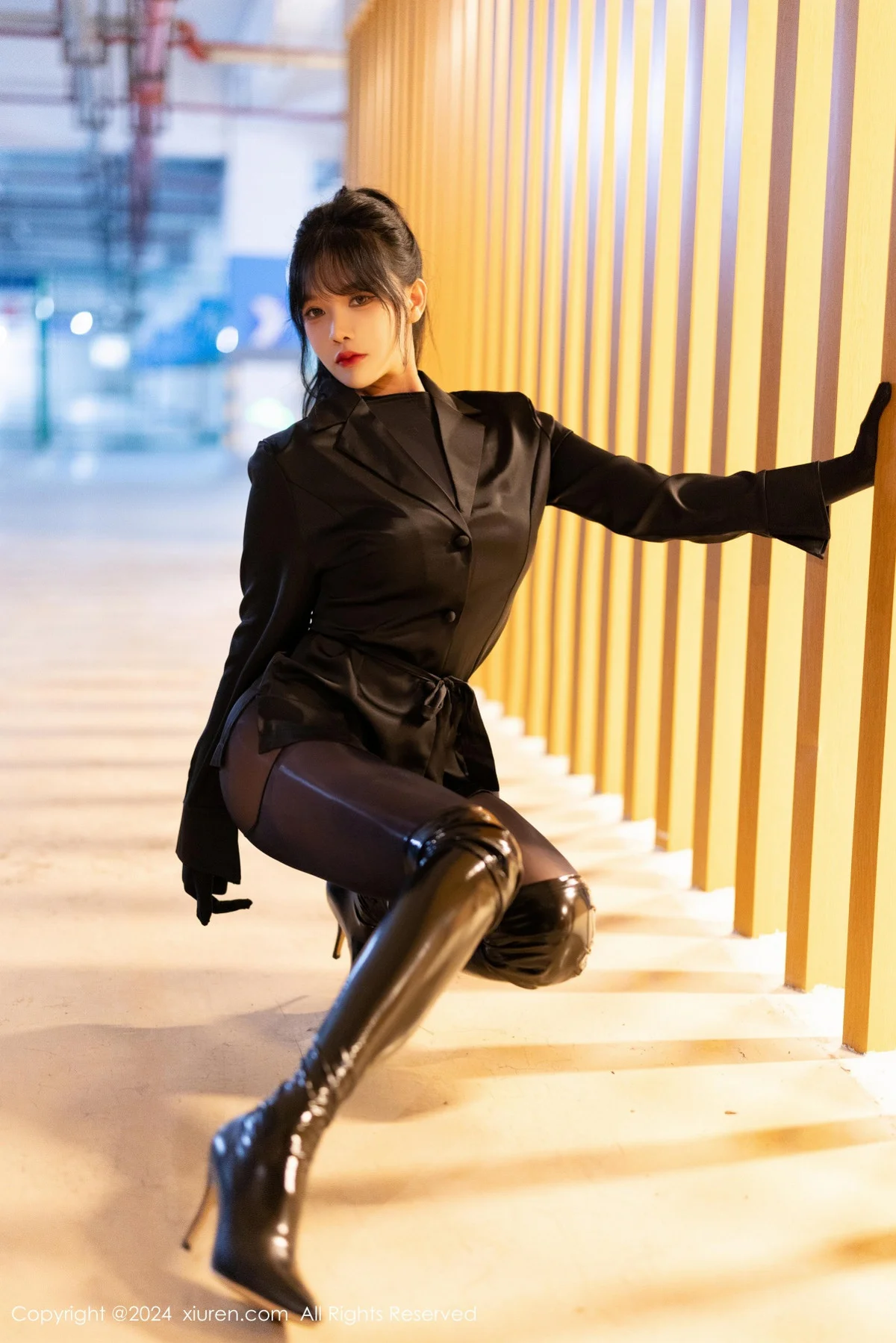 娜比黑色外套配黑长靴露超薄连体黑丝秀凹凸身材绝美写真 第 10 张