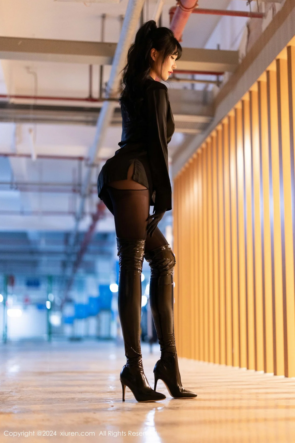 娜比黑色外套配黑长靴露超薄连体黑丝秀凹凸身材绝美写真 第 13 张