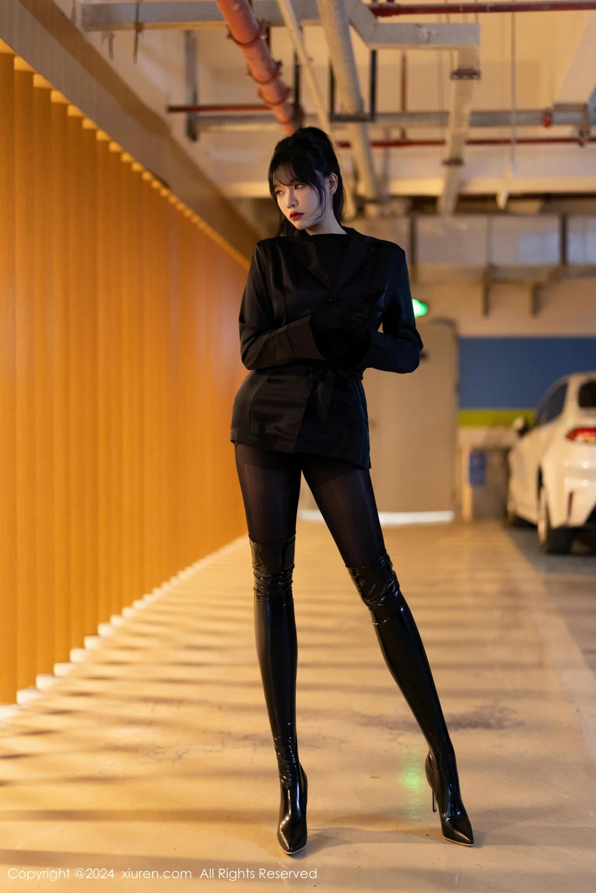 娜比黑色外套配黑长靴露超薄连体黑丝秀凹凸身材绝美写真 第 2 张