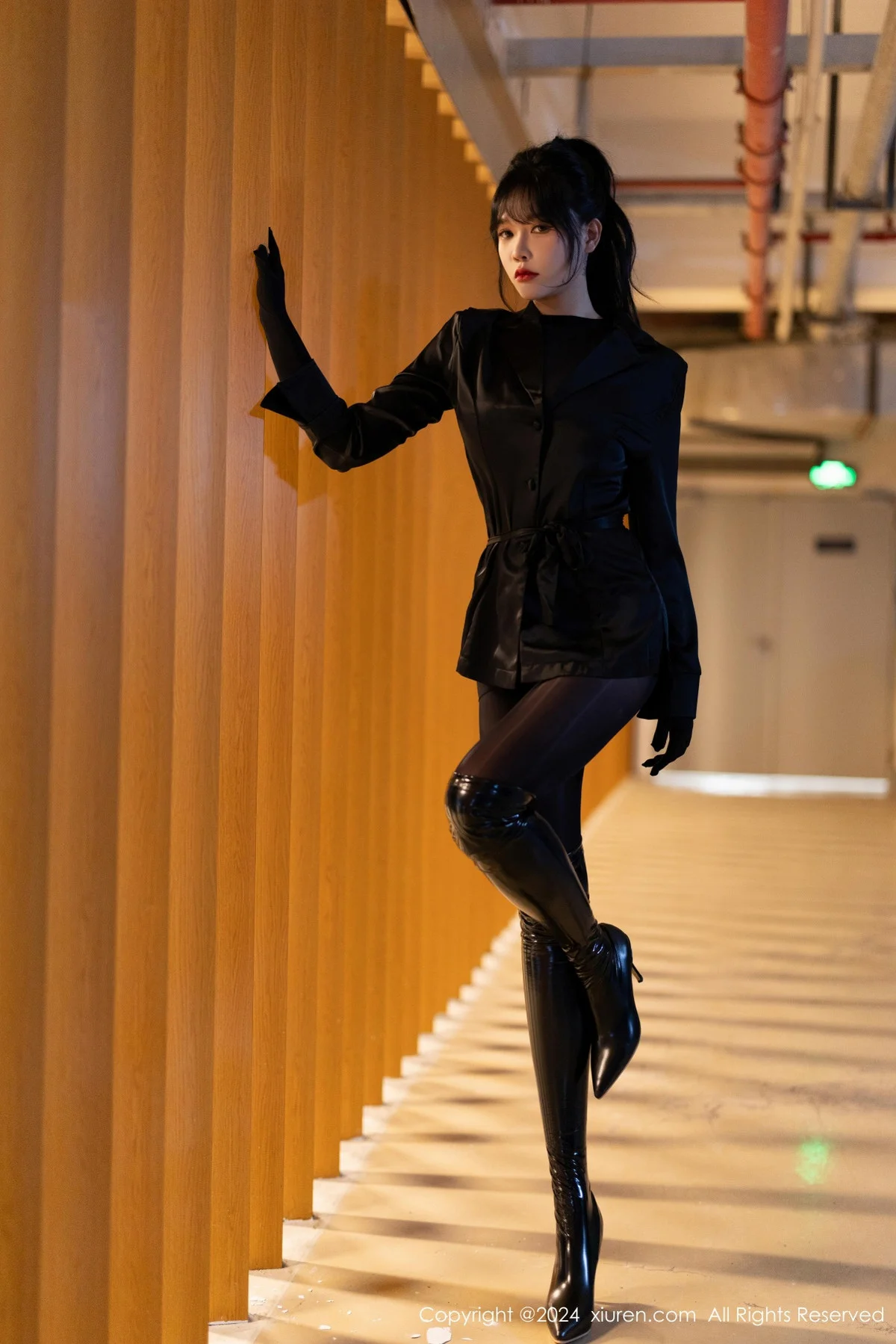 娜比黑色外套配黑长靴露超薄连体黑丝秀凹凸身材绝美写真 第 3 张