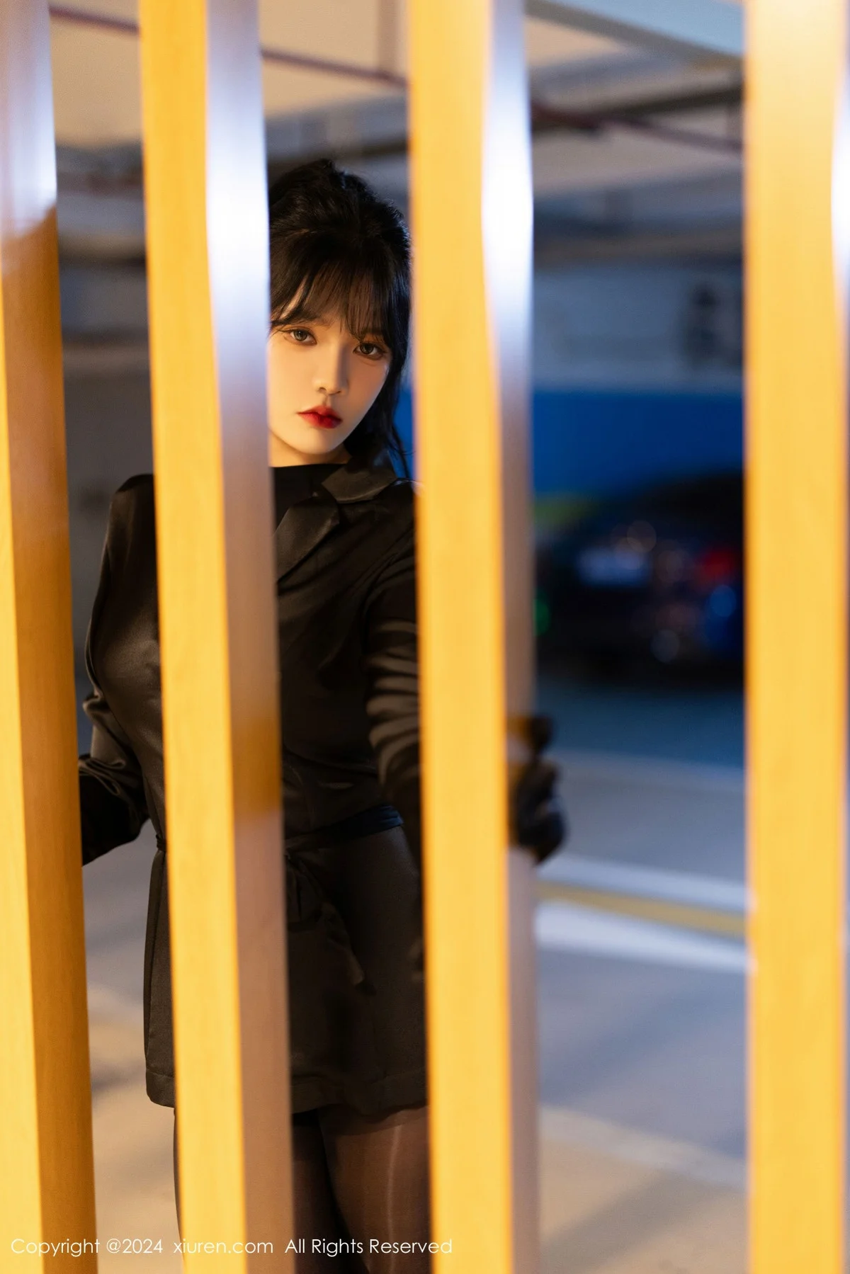 娜比黑色外套配黑长靴露超薄连体黑丝秀凹凸身材绝美写真 第 5 张