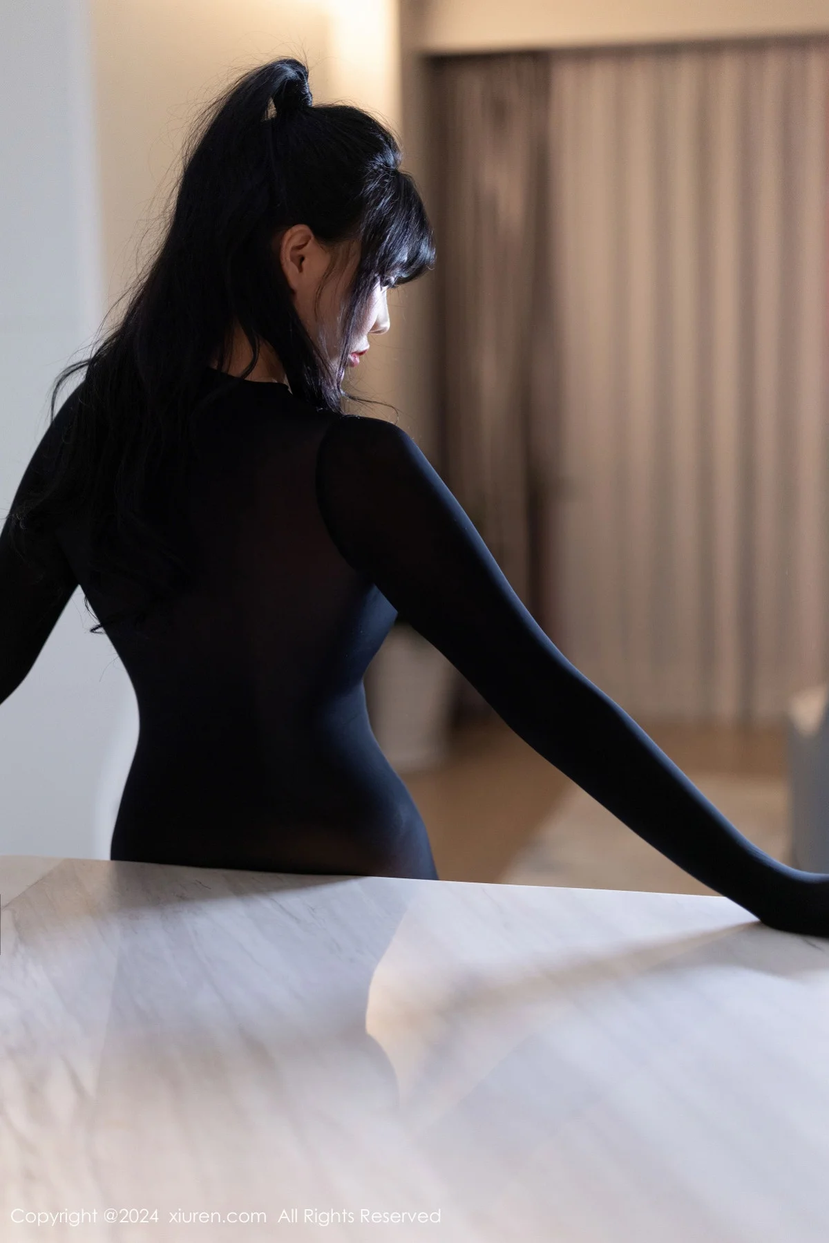 娜比黑色外套配黑长靴露超薄连体黑丝秀凹凸身材绝美写真 第 55 张