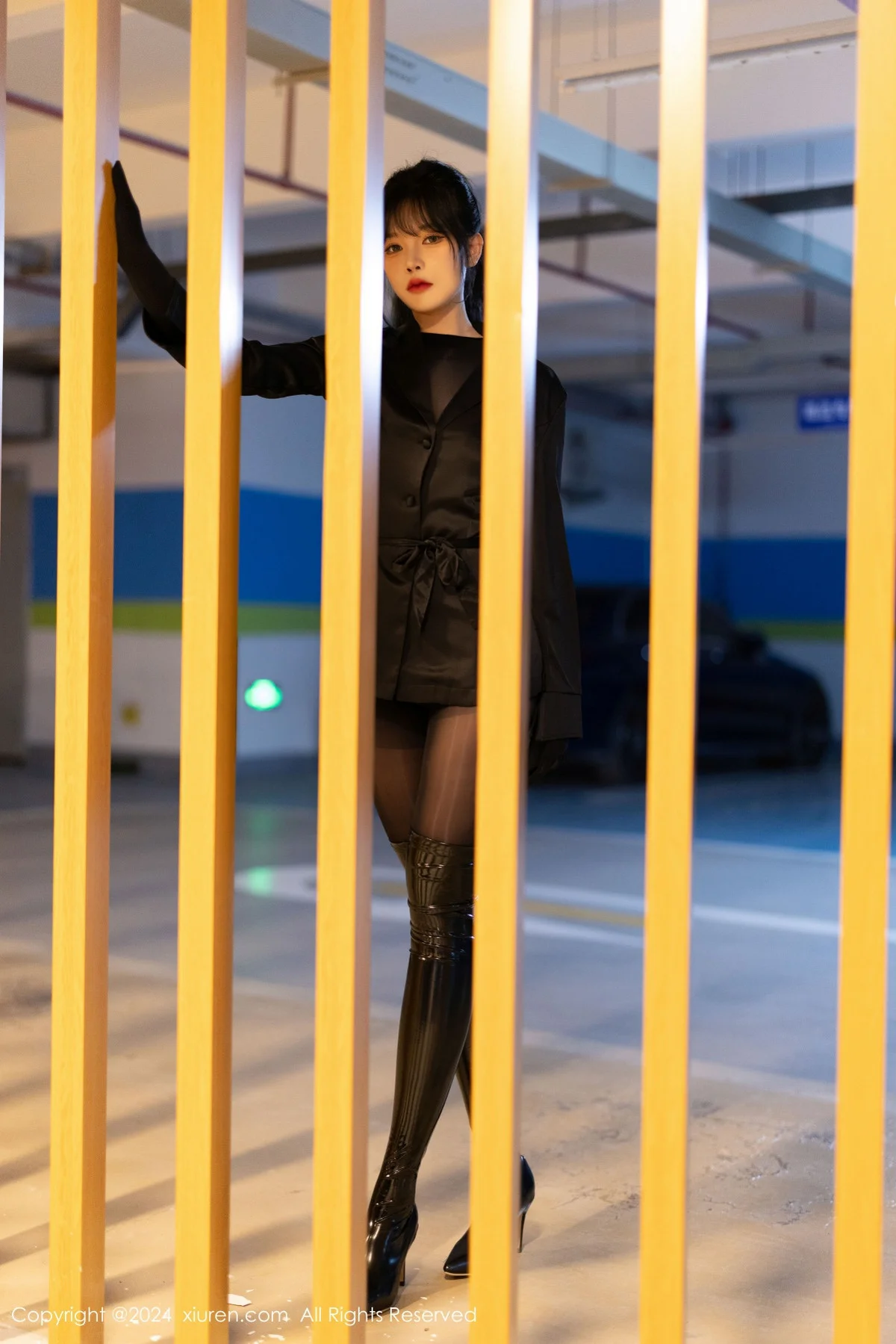娜比黑色外套配黑长靴露超薄连体黑丝秀凹凸身材绝美写真 第 6 张