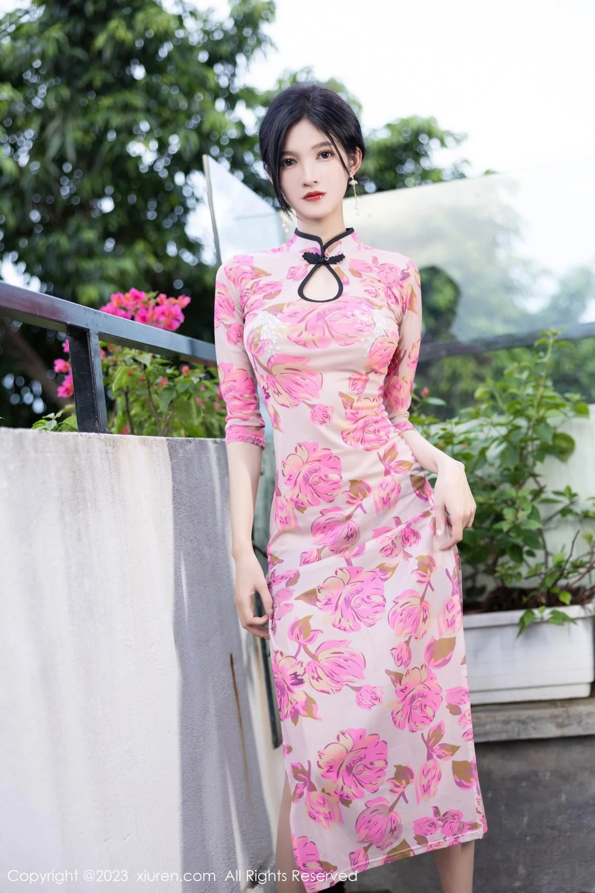 程程程性感粉色旗袍服配原色丝袜半撩秀完美身材绝美写真 第 10 张