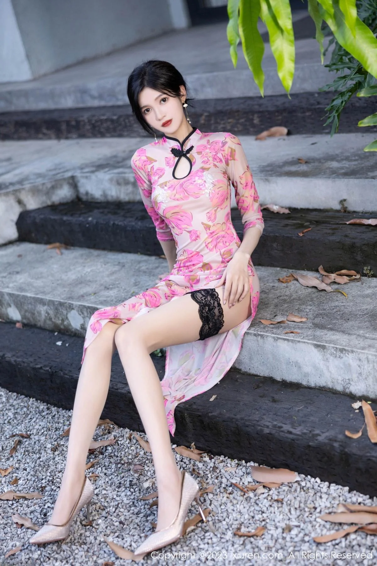 程程程性感粉色旗袍服配原色丝袜半撩秀完美身材绝美写真 第 15 张