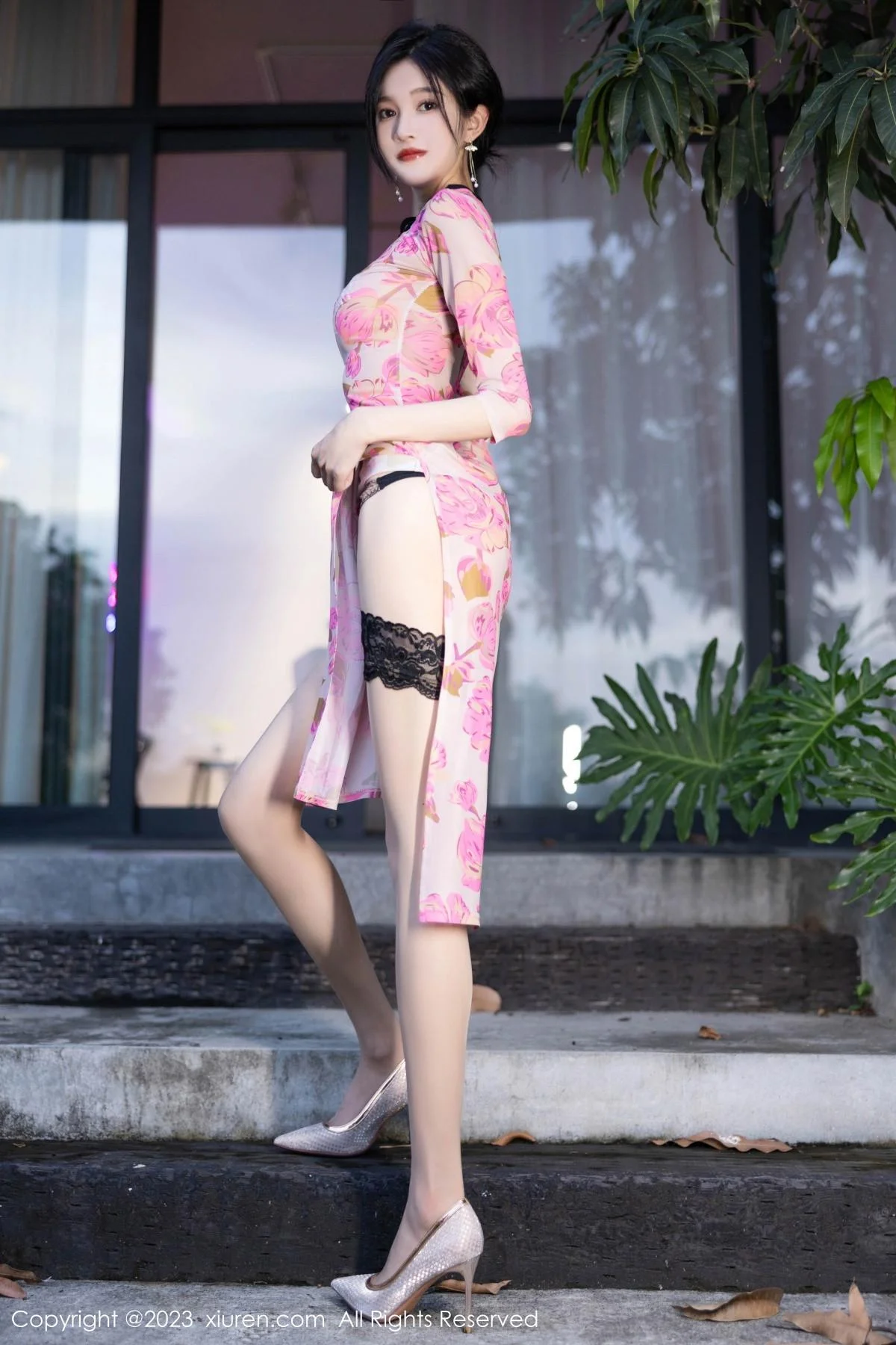 程程程性感粉色旗袍服配原色丝袜半撩秀完美身材绝美写真 第 21 张
