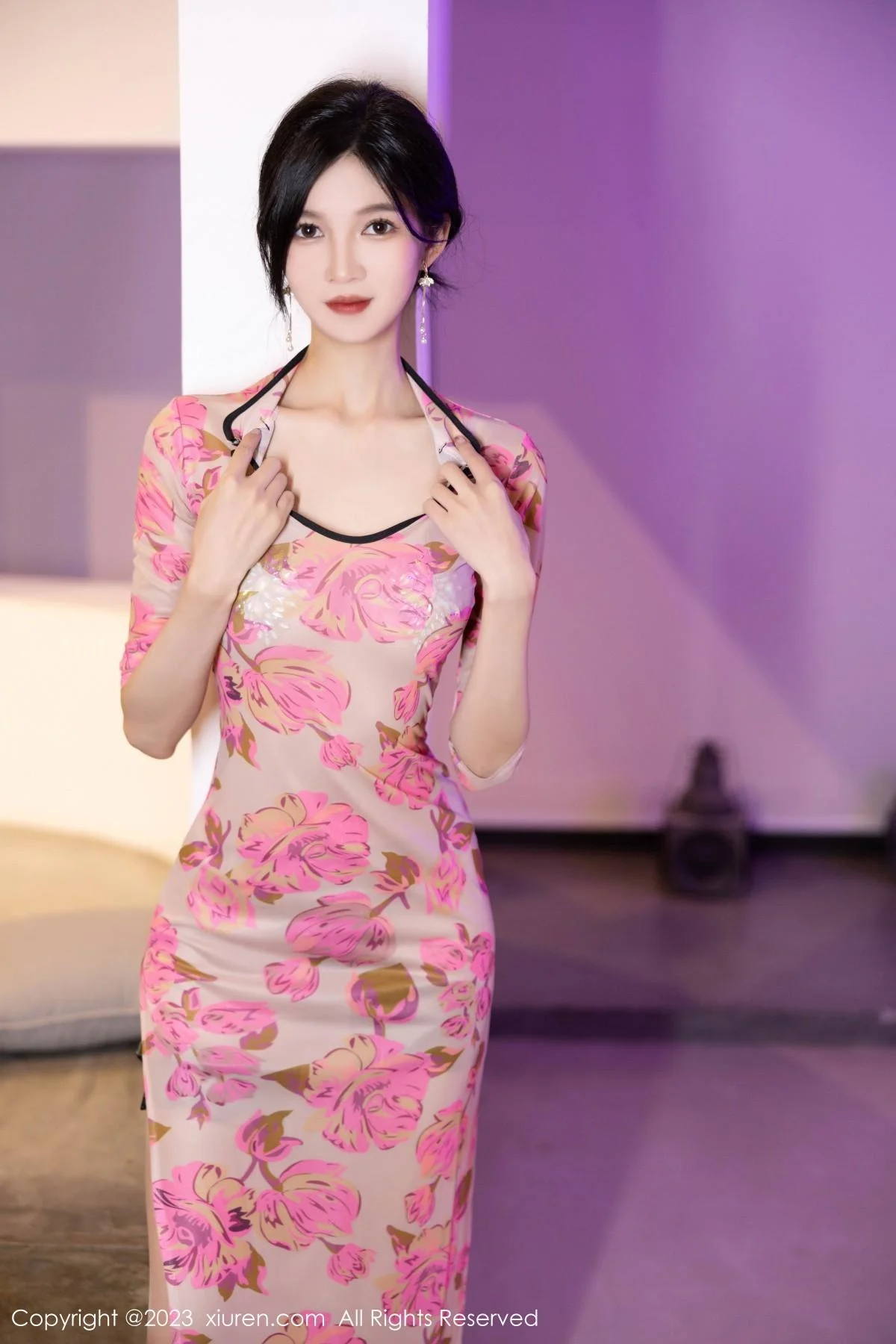 程程程性感粉色旗袍服配原色丝袜半撩秀完美身材绝美写真 第 34 张