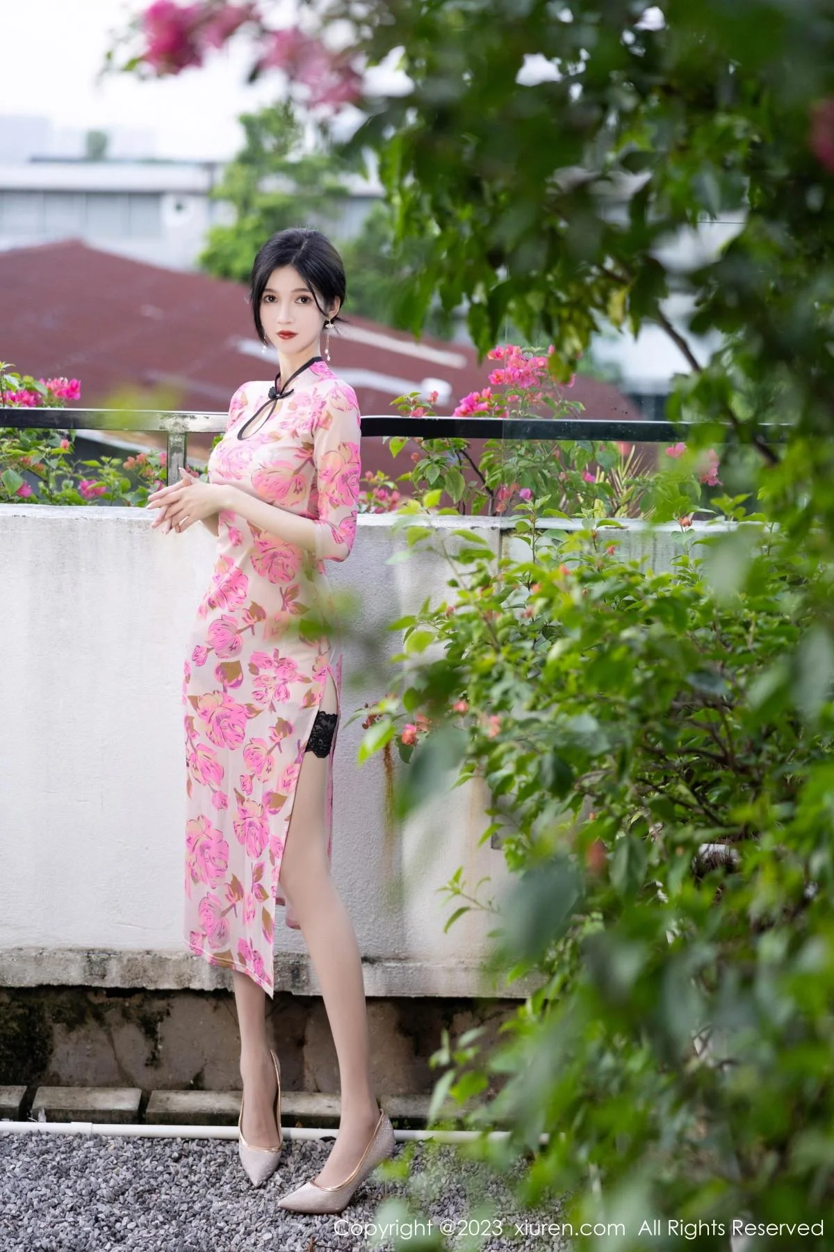 程程程性感粉色旗袍服配原色丝袜半撩秀完美身材绝美写真 第 6 张
