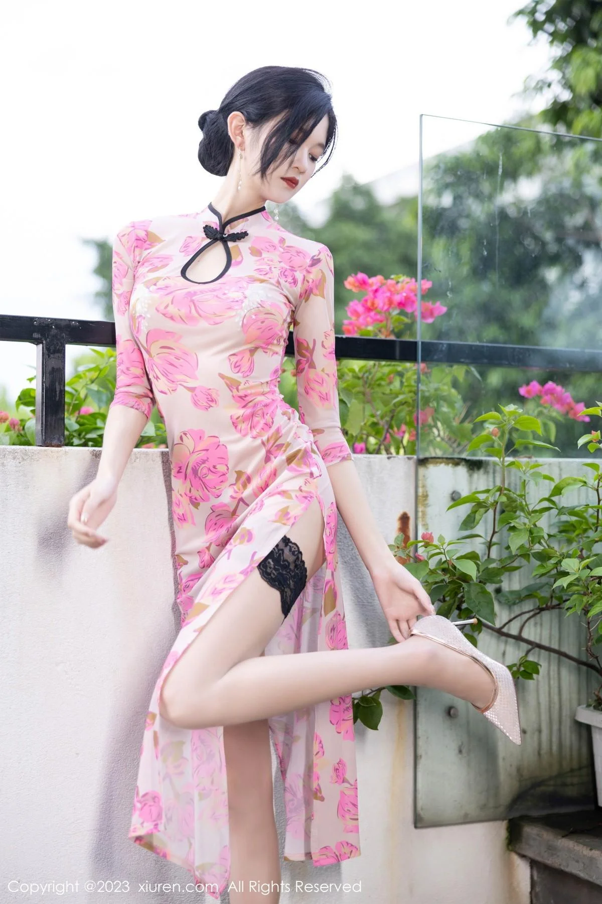 程程程性感粉色旗袍服配原色丝袜半撩秀完美身材绝美写真 第 7 张